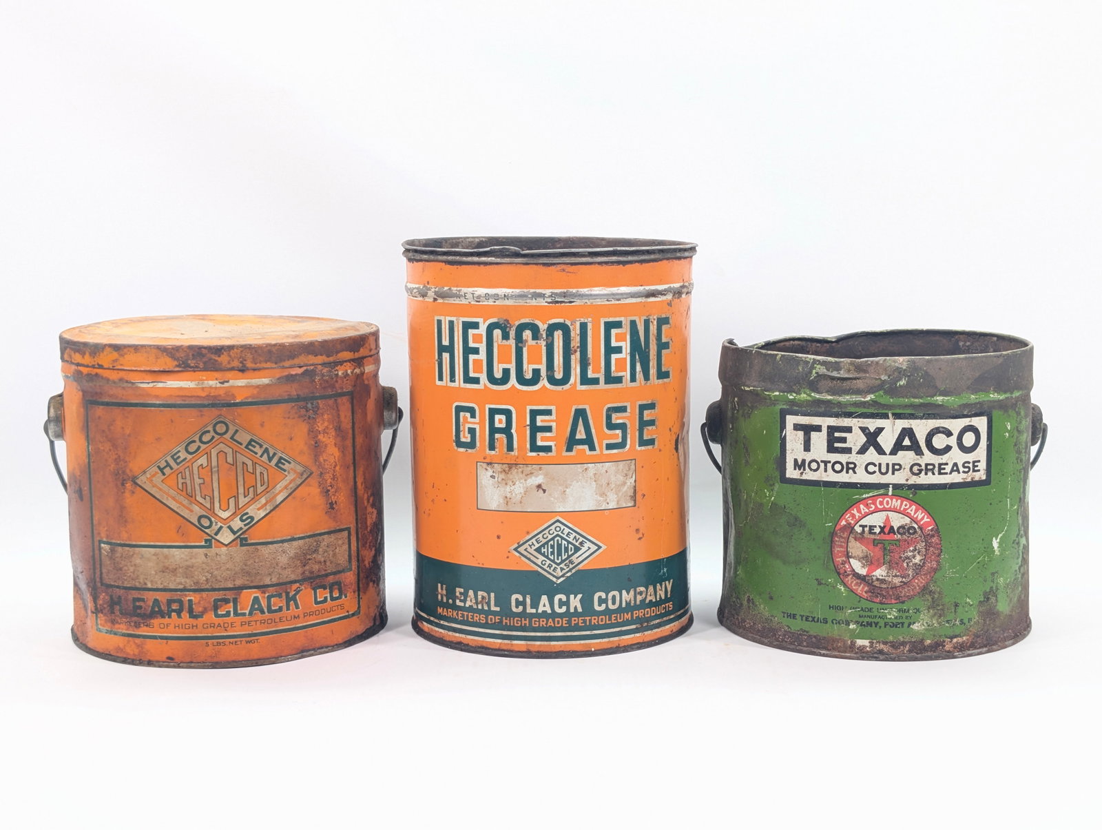 TEXACO CUP GREASE & 2) HECCOLENE GREASE CANS: TEXACO SHOWING WEAR THROUGHOUT. BOTH HECCOLENE CANS IN FAIR CONDITION. DIRTY, NEEDING CLEANED.