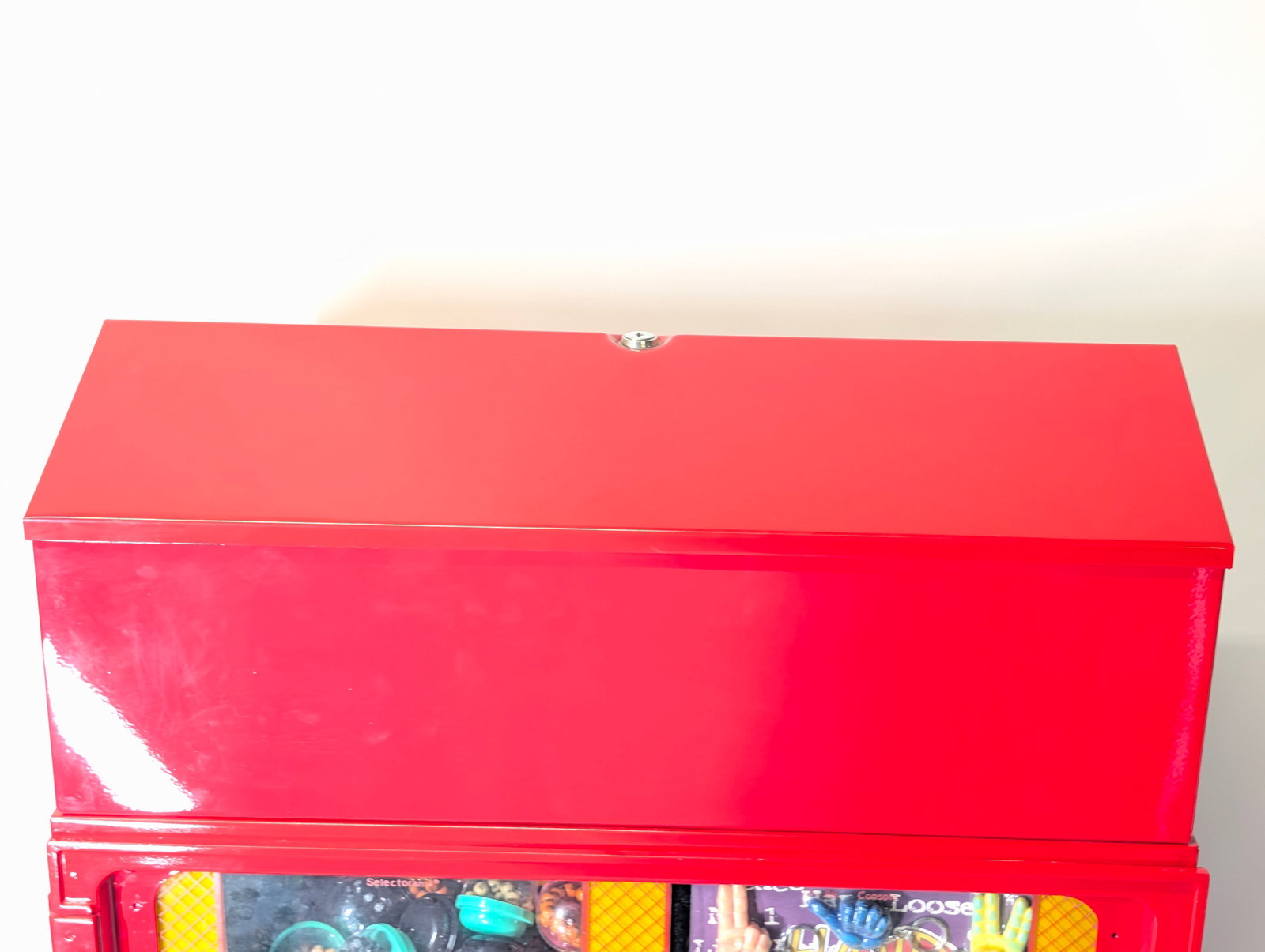 VICTOR 62" MULTI-PANEL GUMBALL VENDING MACHINE - 11
