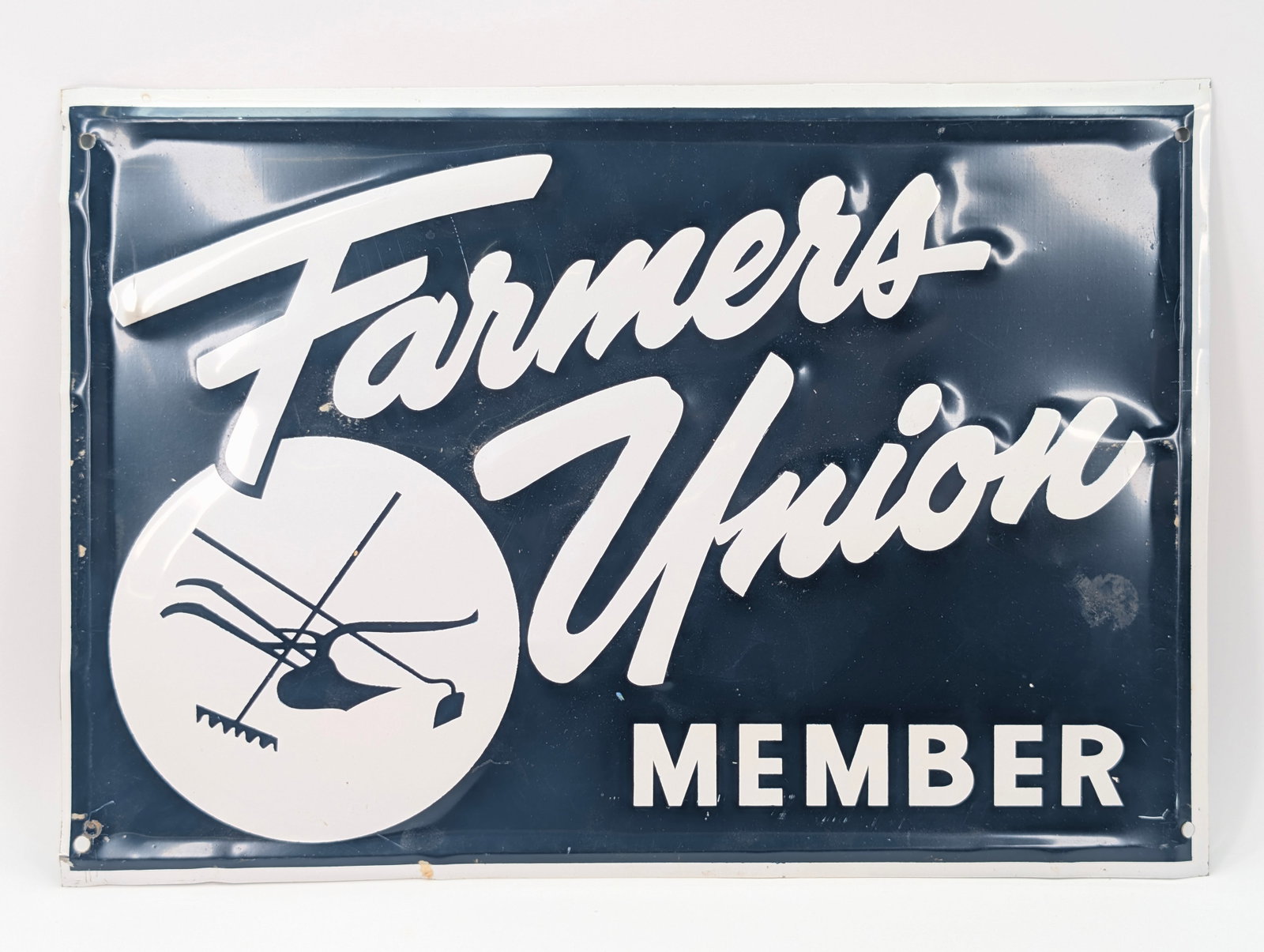 VINTAGE FARMERS UNION MEMBER 36" METAL SIGN: REMAINS IN GOOD CONDITION, SHOWING SOME TYPICAL WEAR. SOME SCRATCHING AS SHOWN.