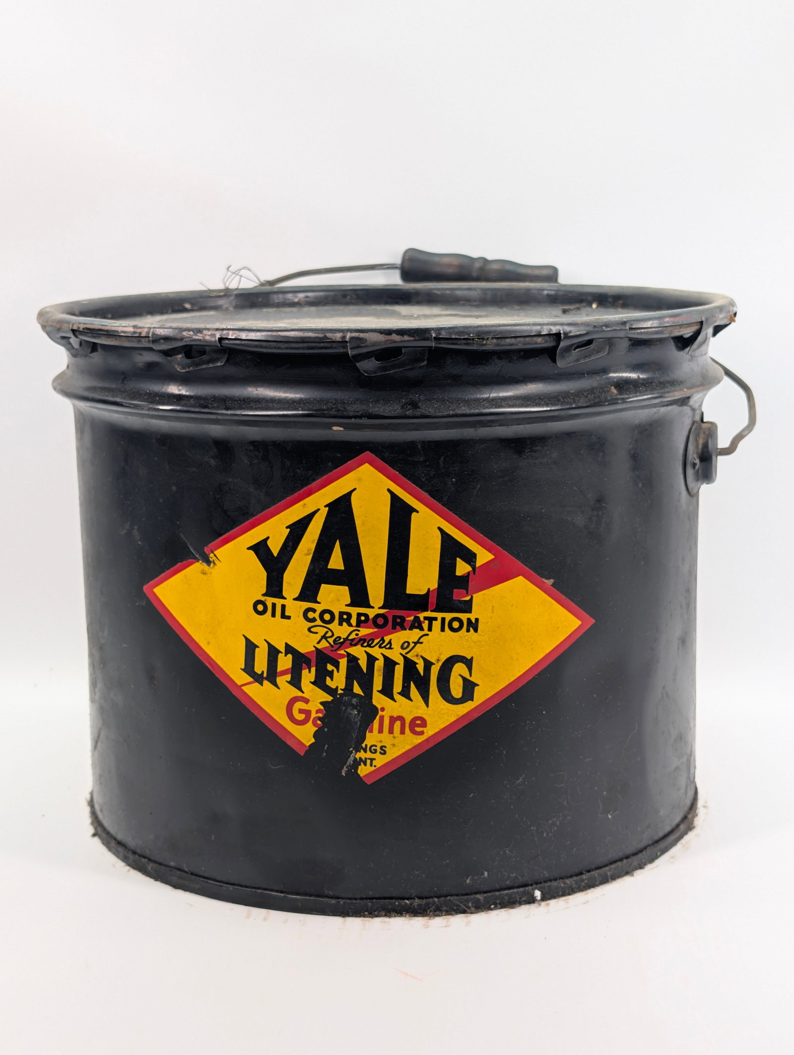 YALE LITENING GASOLINE 25 POUND LUBRICANT BUCKET: REMAINS IN FAIR TO GOOD CONDITION, SHOWING SOME TYPICAL WEAR.