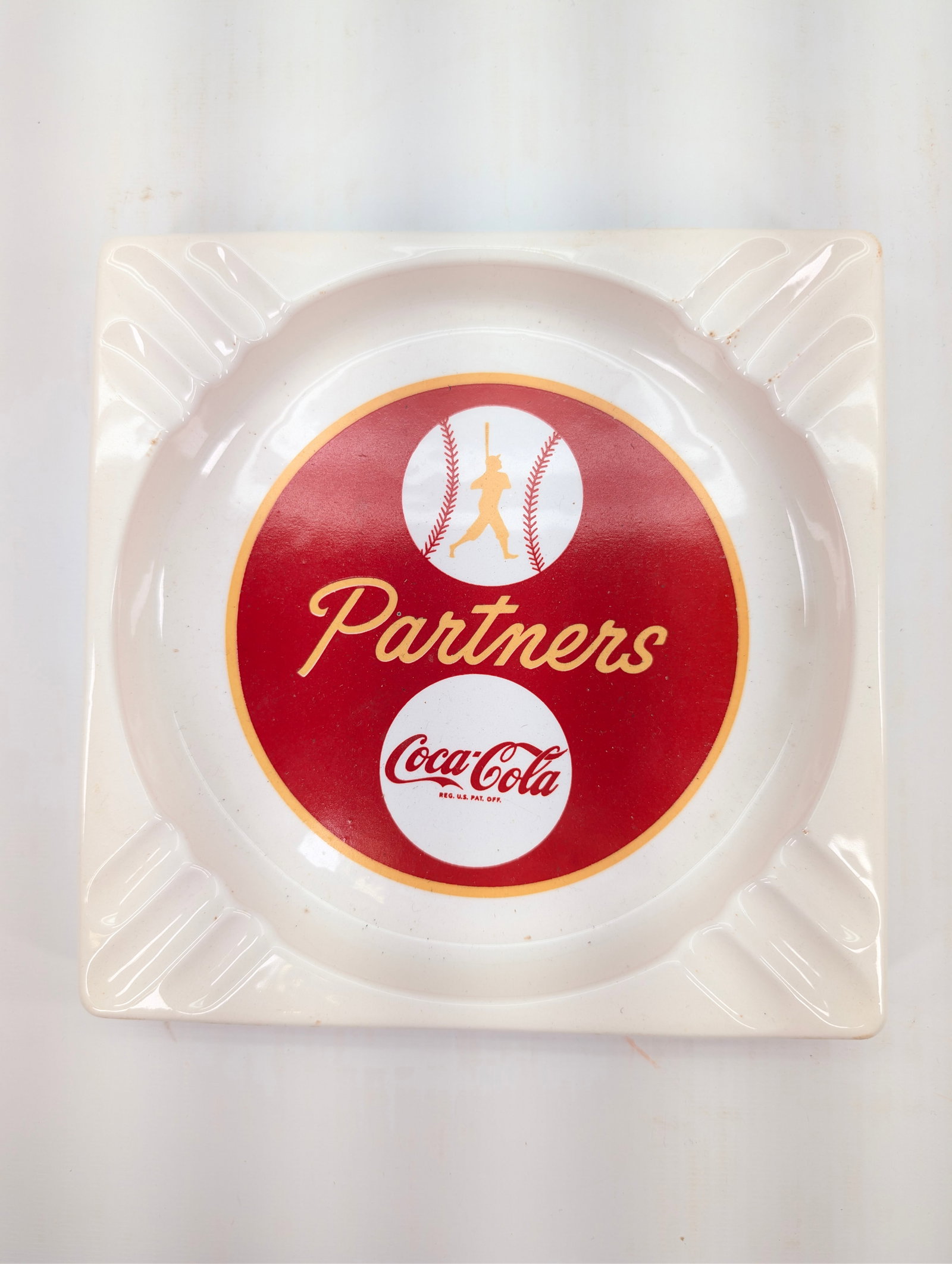 VINTAGE COCA COLA BASEBALL PARTNERS CERAMIC ASHTRAY: REMAINS IN GOOD CLEAN CONDITION. NO CHIPS OR CRACKS.