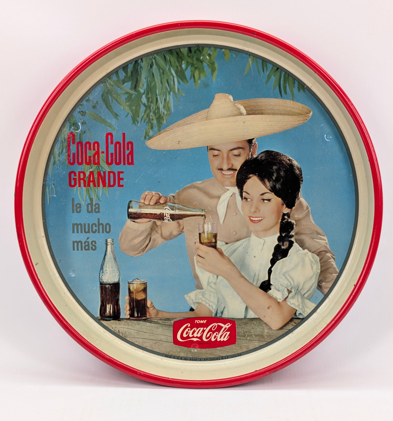 VINTAGE COCA COLA GRADE METAL SERVING TRAY: REMAINS IN GOOD CONDITION, SHOWING SOME LIGHT TYPICAL WEAR.