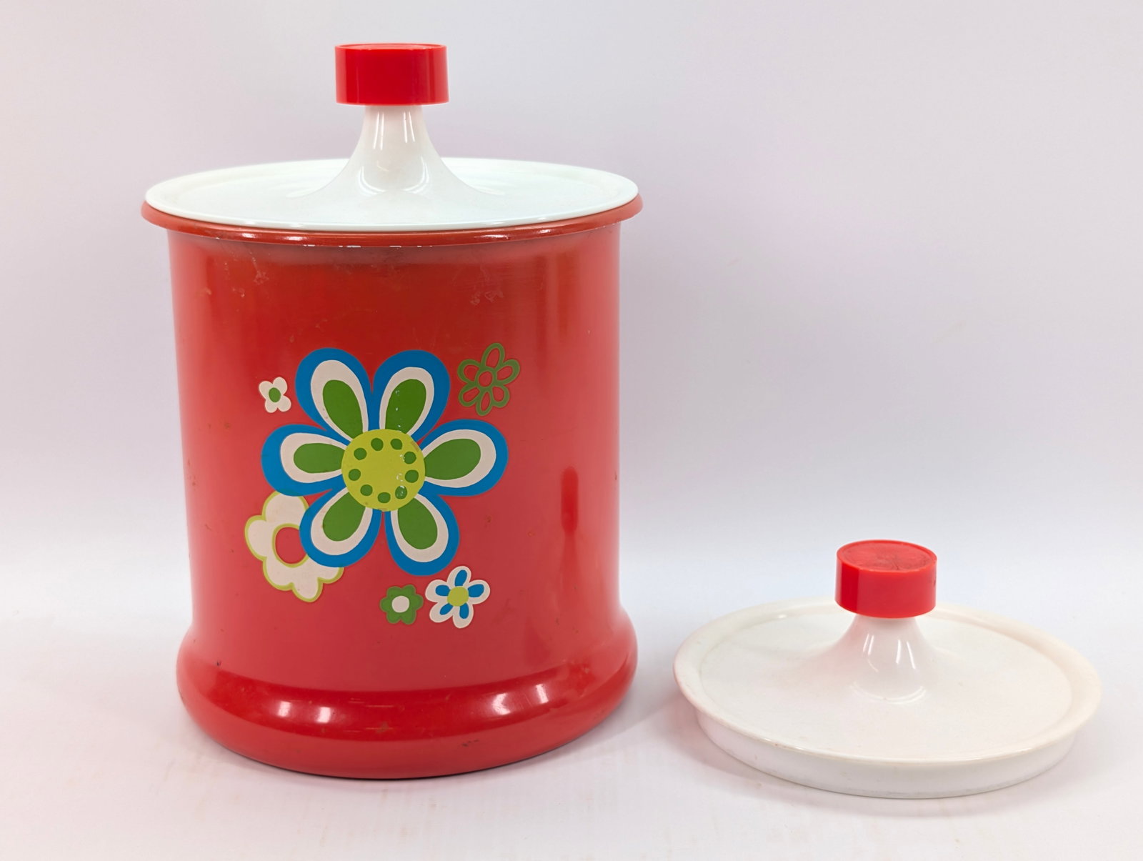 VINTAGE METAL 1970'S FLOWER POWER CANISTER SET: SET REMAINS IN GOOD CONDITION. PLASTIC LIDS.