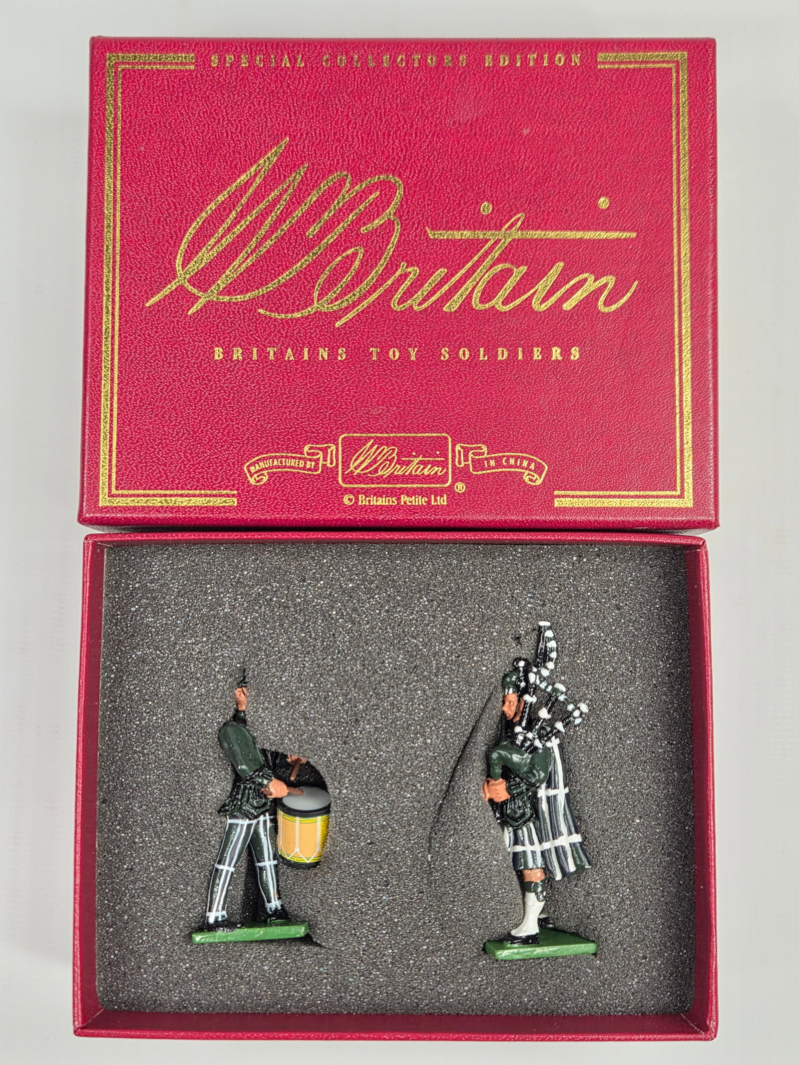 BRITAIN 00120 PIPES & DRUMS OF THE CAMERONIANS: REMAINS IN VERY GOOD CONDITION WITH BOX.