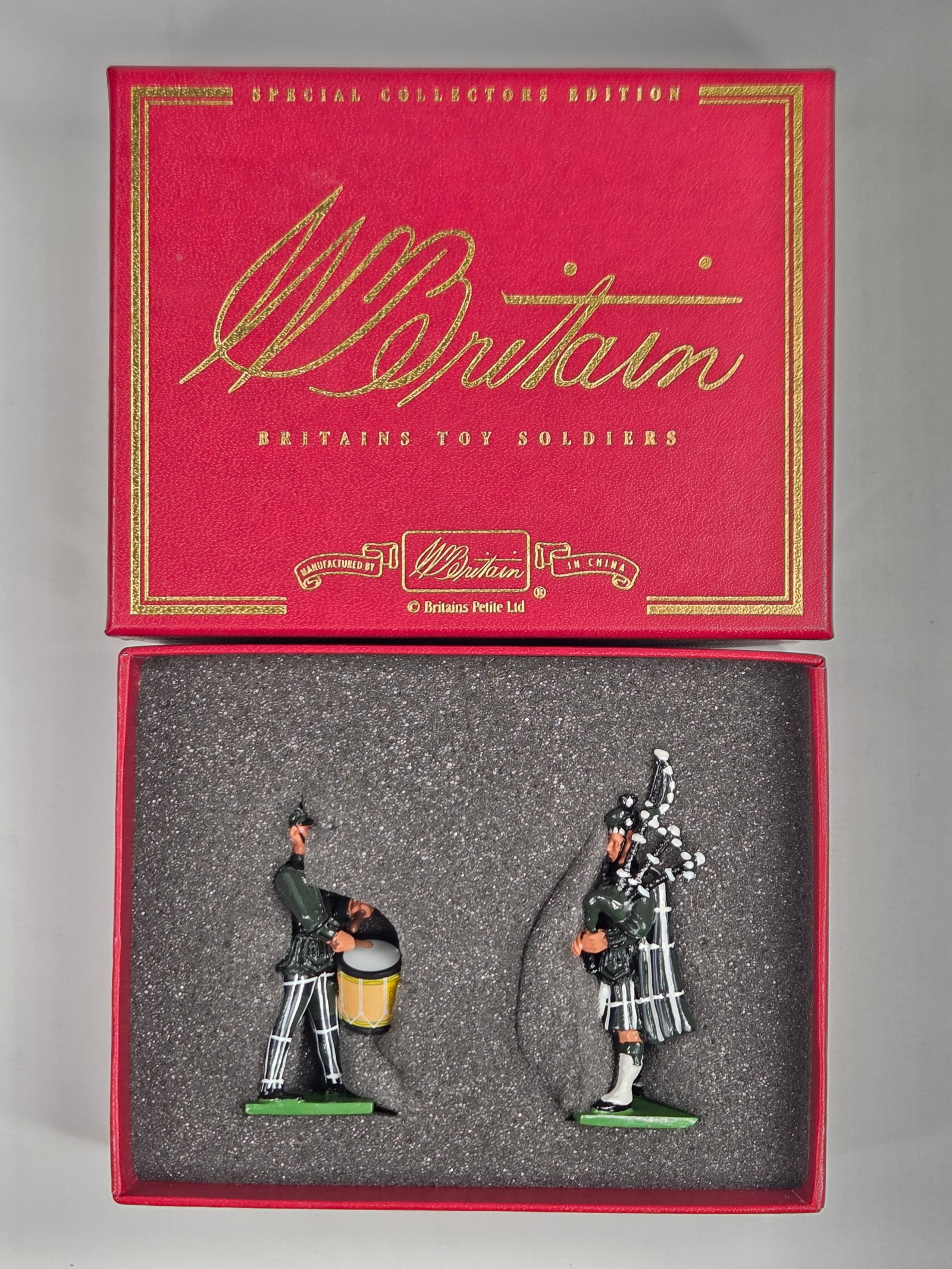 BRITAIN 00130 PIPES & DRUMS OF THE CAMERONIANS: REMAINS IN VERY GOOD CONDITION WITH BOX.
