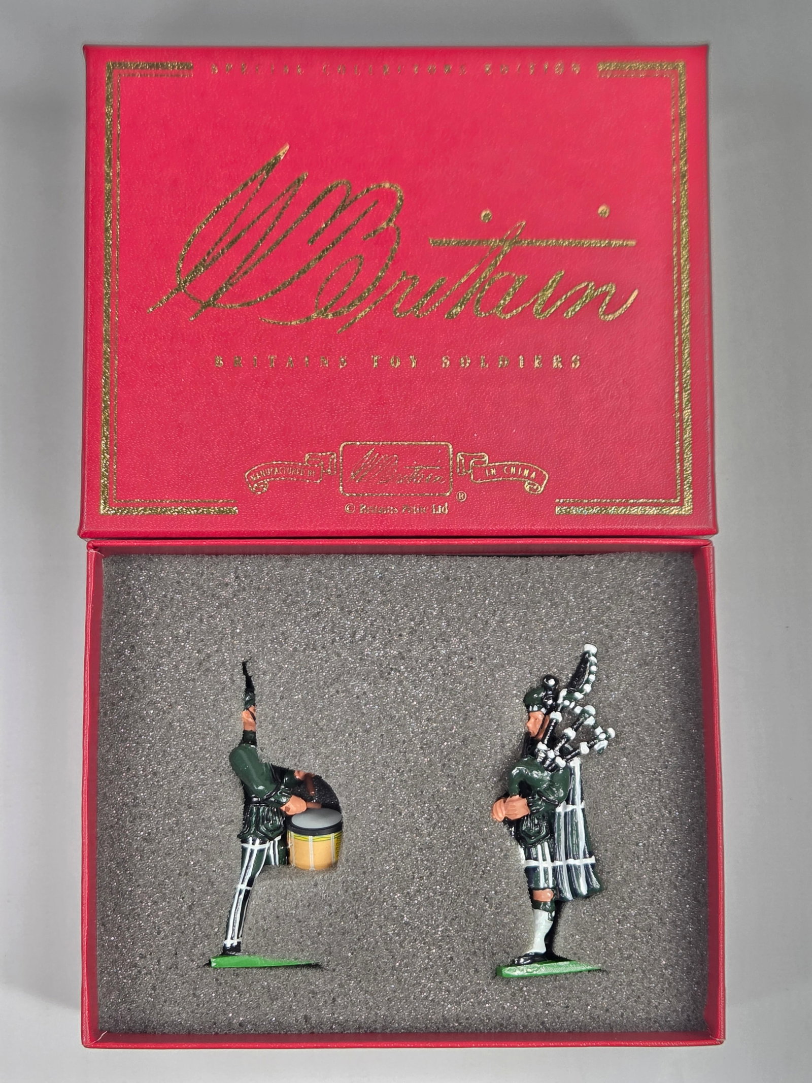 BRITAIN 00130 PIPES & DRUMS OF THE CAMERONIANS: REMAINS IN VERY GOOD CONDITION WITH BOX.