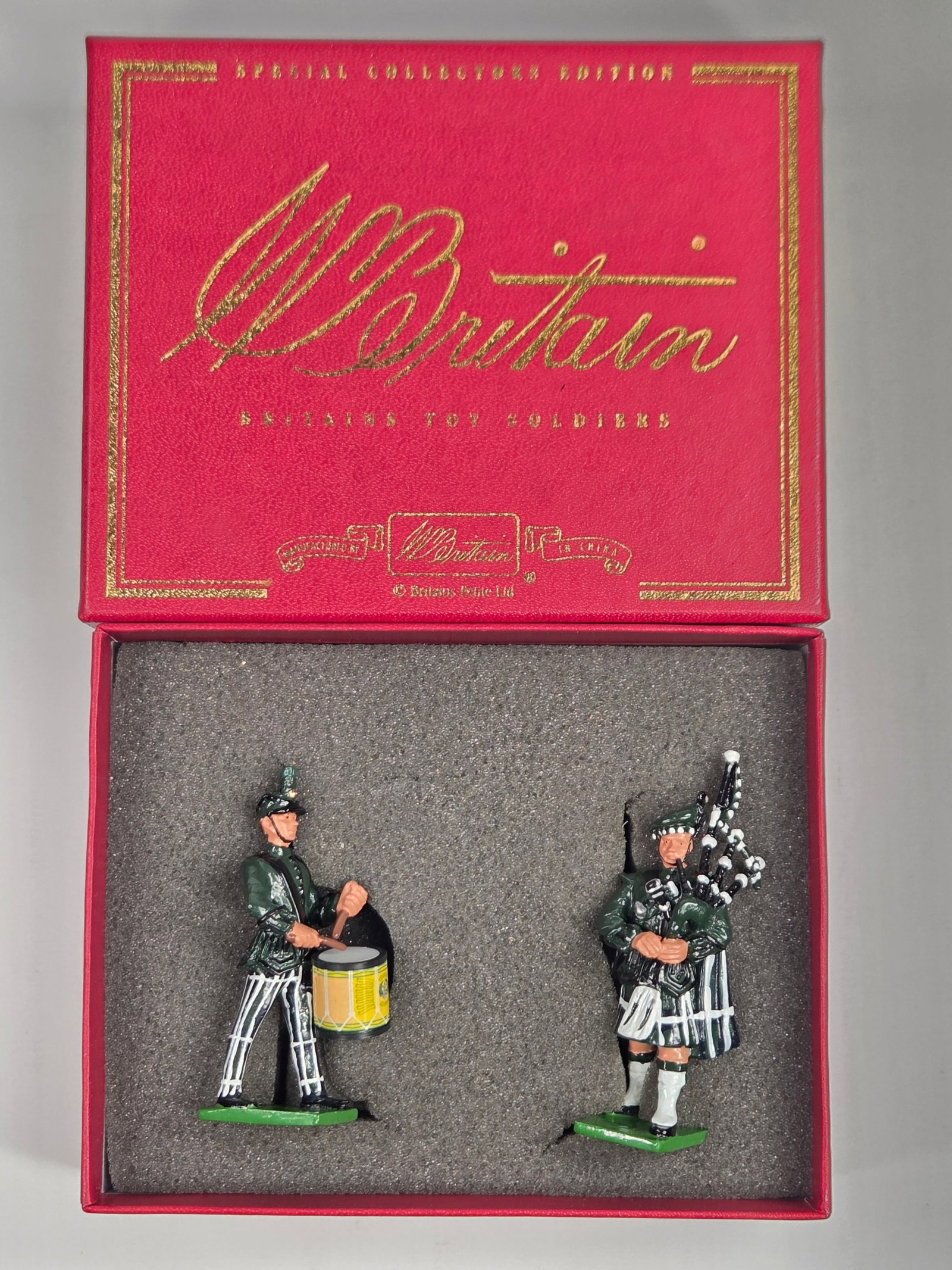 BRITAIN 00130 PIPES & DRUMS OF THE CAMERONIANS: REMAINS IN VERY GOOD CONDITION WITH BOX.
