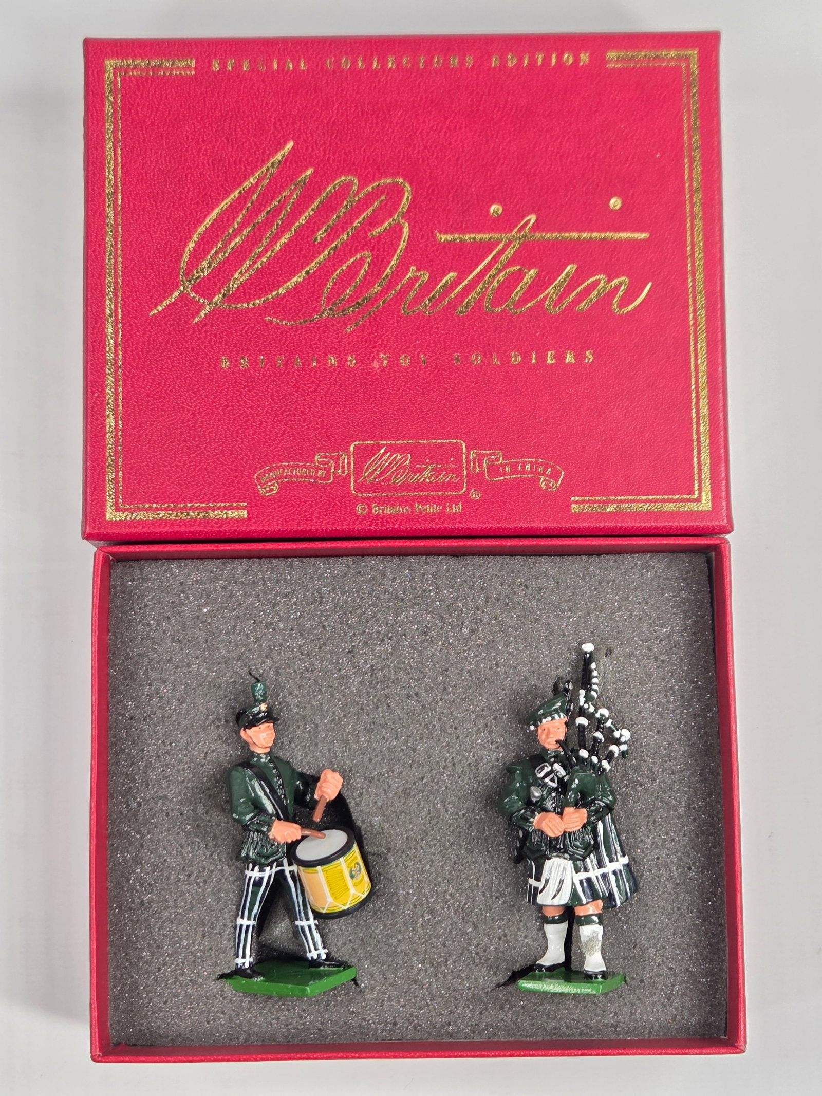 BRITAIN 00130 PIPES & DRUMS OF THE CAMERONIANS: REMAINS IN VERY GOOD CONDITION WITH BOX.