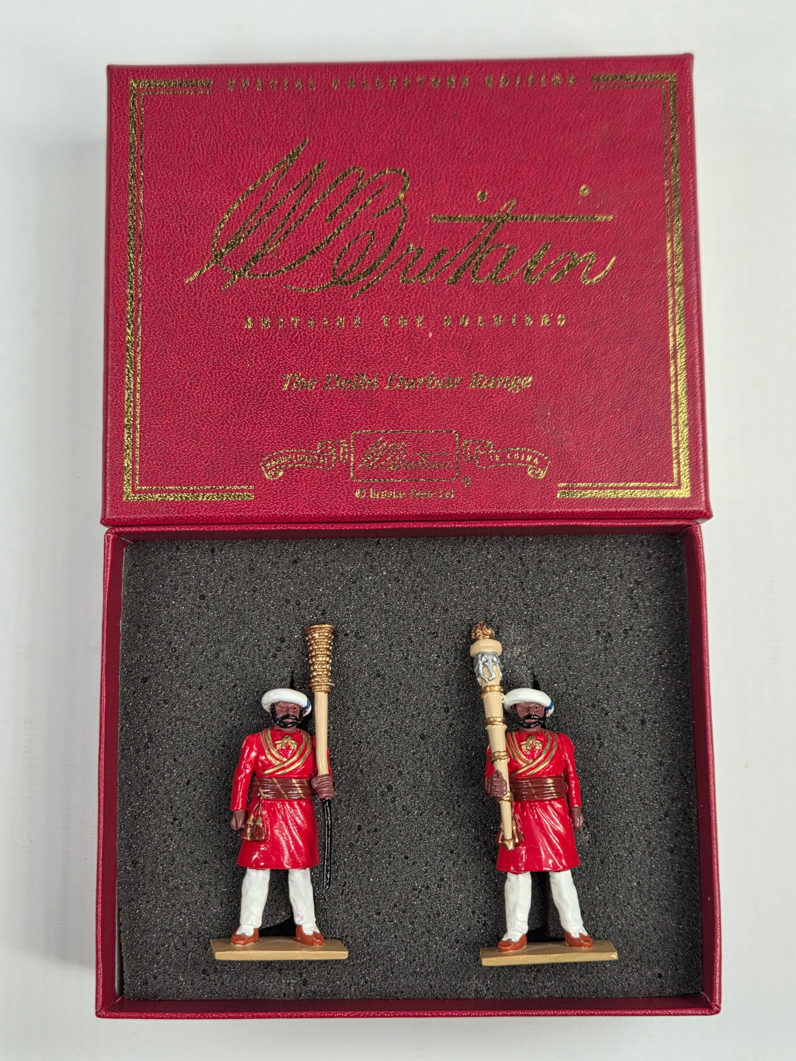 BRITAIN 00132 MACE BEARERS: REMAINS IN VERY GOOD CONDITION WITH BOX.