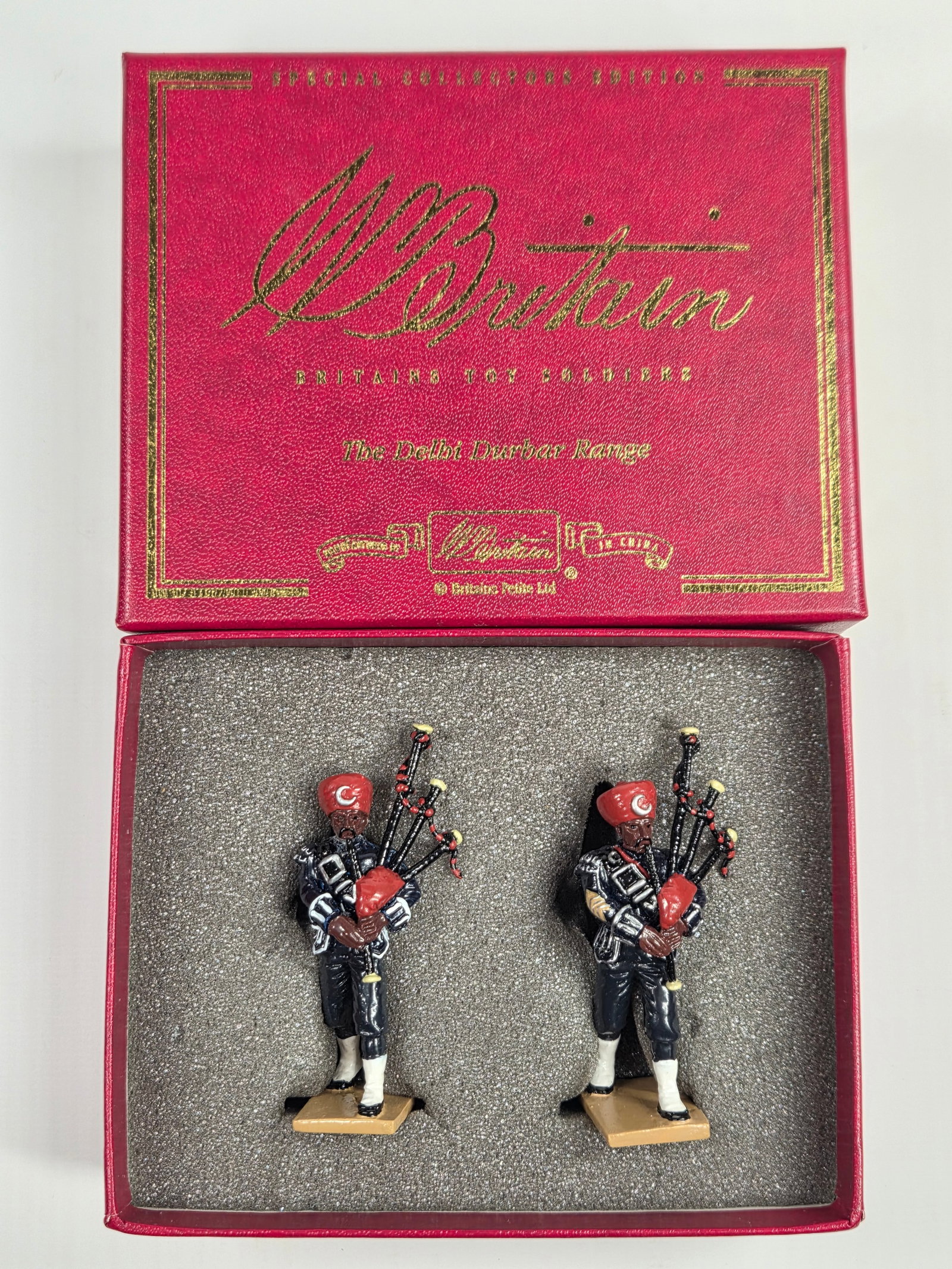 BRITAIN 00138 THE 17TH PURBIAH PIPE MAJOR & PIPER: REMAINS IN VERY GOOD CONDITION WITH BOX.