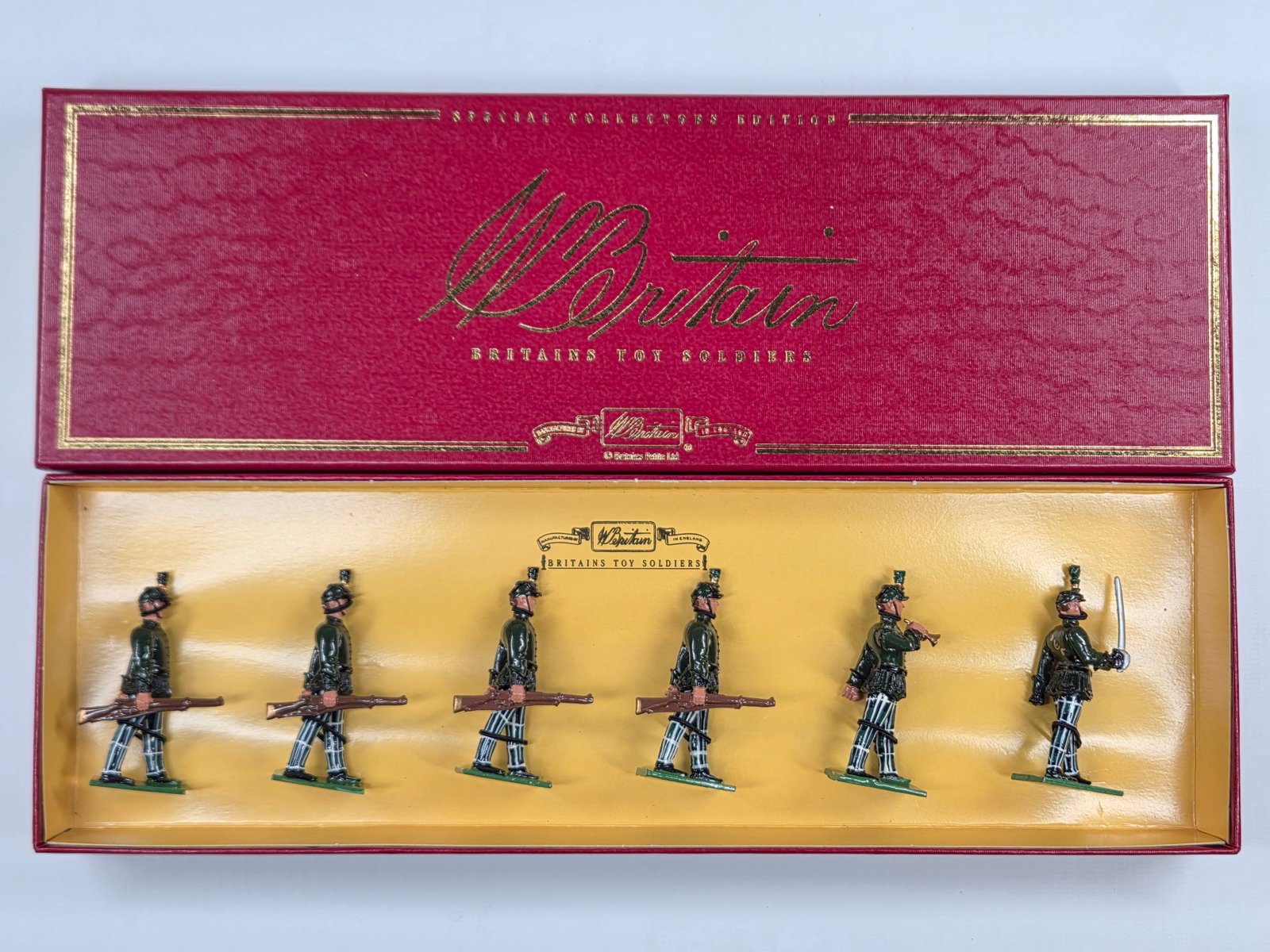 BRITAIN 8963 CAMERONIANS SCOTTISH RIFLES 26TH & 90TH FOOT: REMAINS IN VERY GOOD CONDITION WITH BOX.