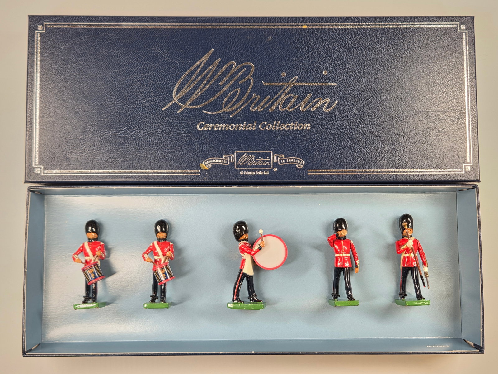 BRITAIN 00090 SCOTS GUARDS DRUM & BUGLE SET: REMAINS IN VERY GOOD CONDITION WITH BOX.