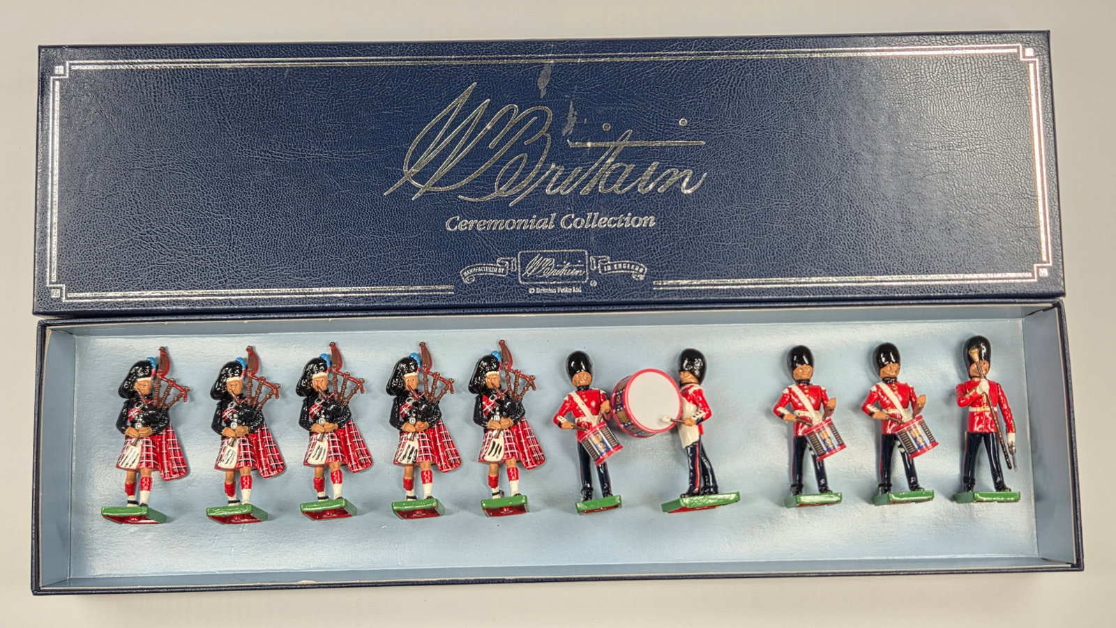 BRITAIN 00092 PIPES & DRUMS OF THE SCOTS GUARDS: REMAINS IN VERY GOOD CONDITION WITH BOX.