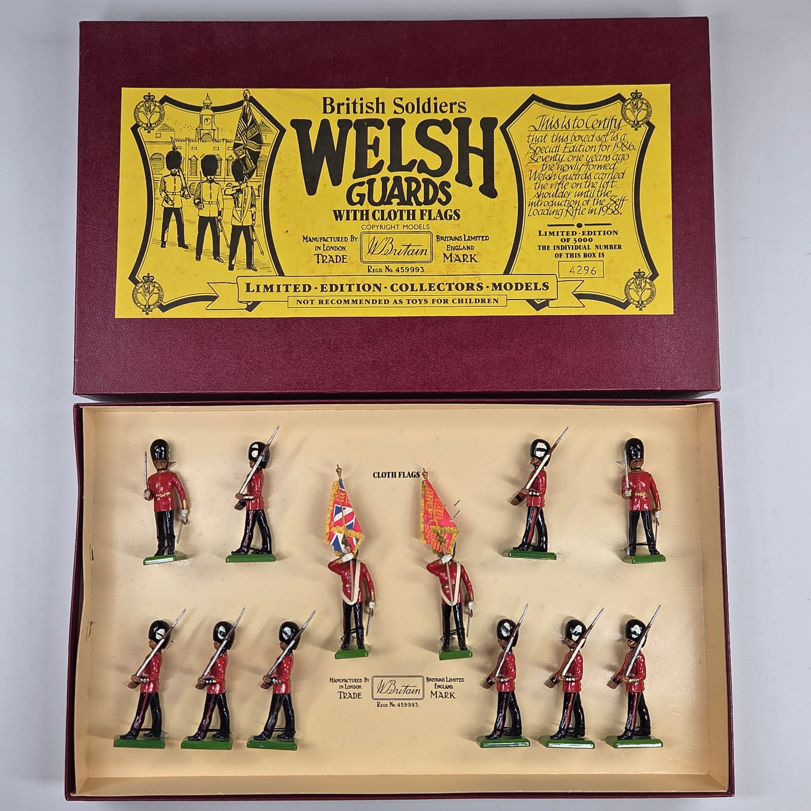 BRITAIN 5186 WELSH GUARDS W/ CLOTH FLAGS: REMAINS IN VERY GOOD CONDITION WITH BOX.