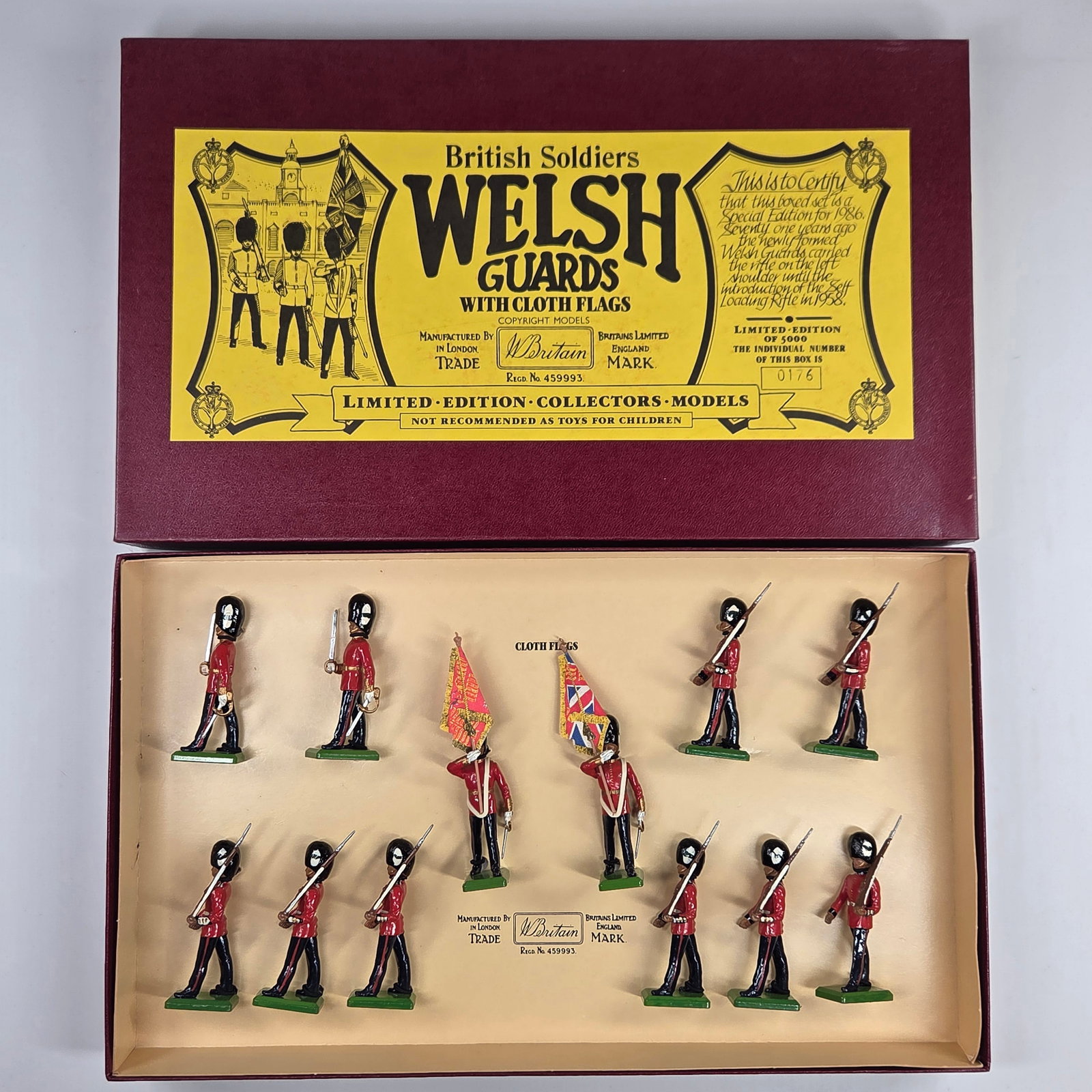 BRITAIN 5186 WELSH GUARDS W/ CLOTH FLAGS (1 of 6)