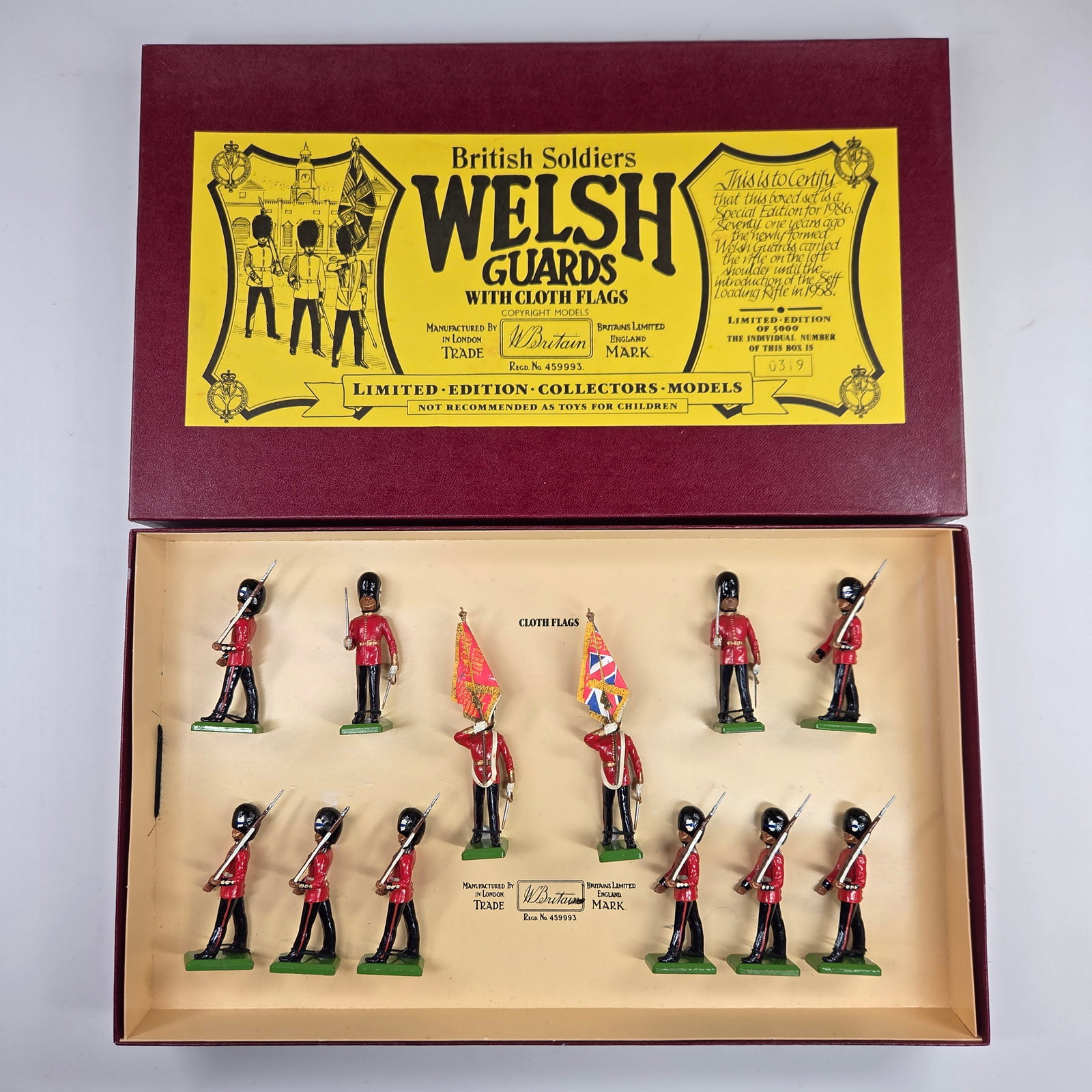 BRITAIN 5186 WELSH GUARDS W/ CLOTH FLAGS: REMAINS IN VERY GOOD CONDITION WITH BOX.