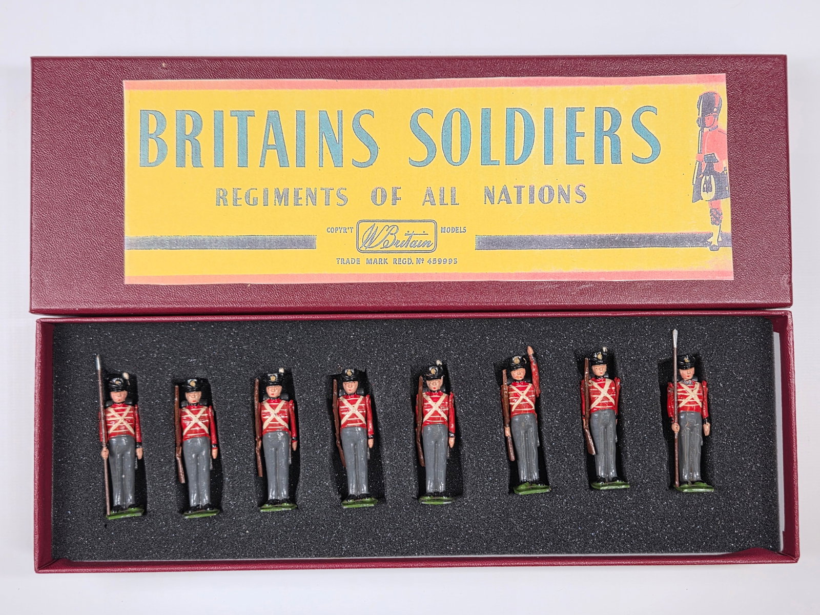 VINTAGE BRITAIN 519B WATERLOO INFANTRY STANDING ATTENTION: SET REMAINS IN GOOD CONDITION, SHOWING SOME TYPICAL PAINT WEAR. CUSTOM BOX.