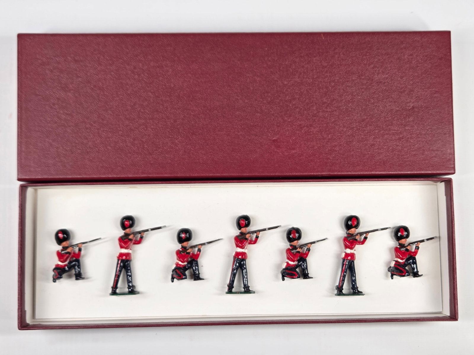 VINTAGE BRITAIN 1283 GRENADIER GUARDS FIRING (1 of 5)