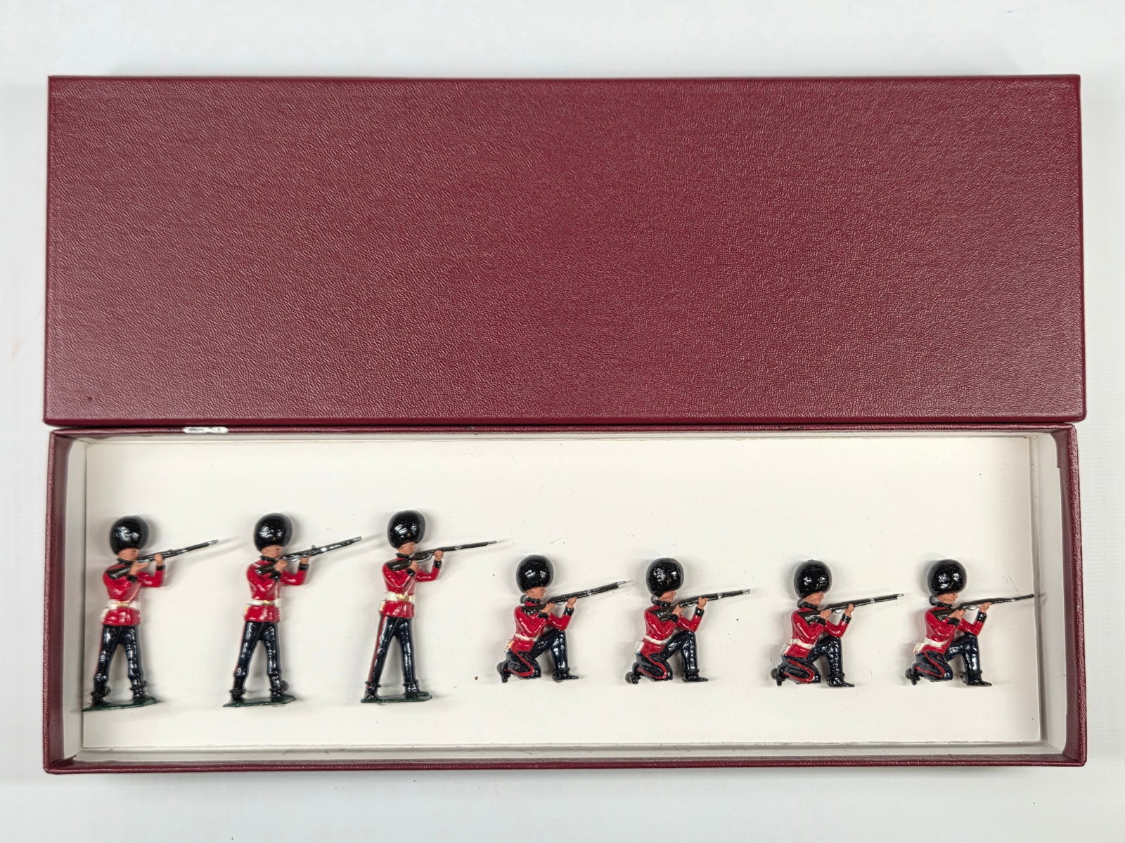 VINTAGE BRITAIN 1283 GRENADIER GUARDS FIRING (1 of 4)