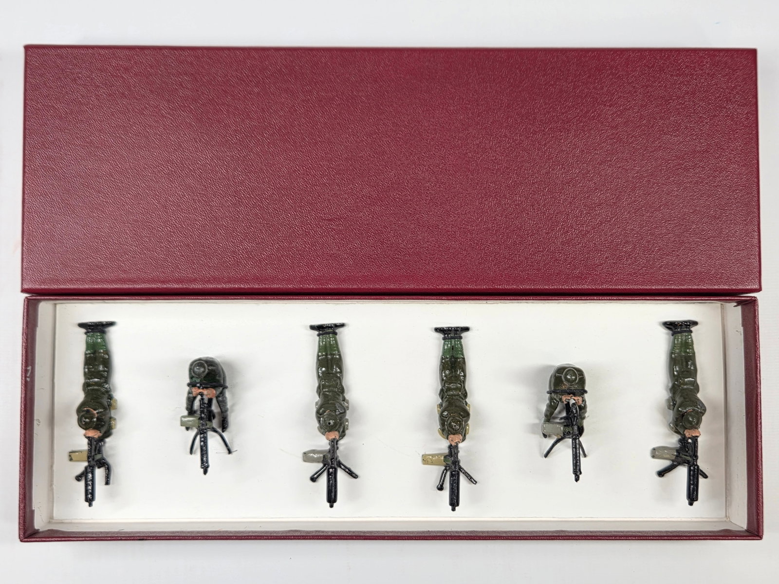 VINTAGE BRITAIN 1318 BRITISH MACHINE GUNNERS: SET REMAINS IN GOOD CONDITION, SHOWING SOME TYPICAL PAINT WEAR. CUSTOM BOX.