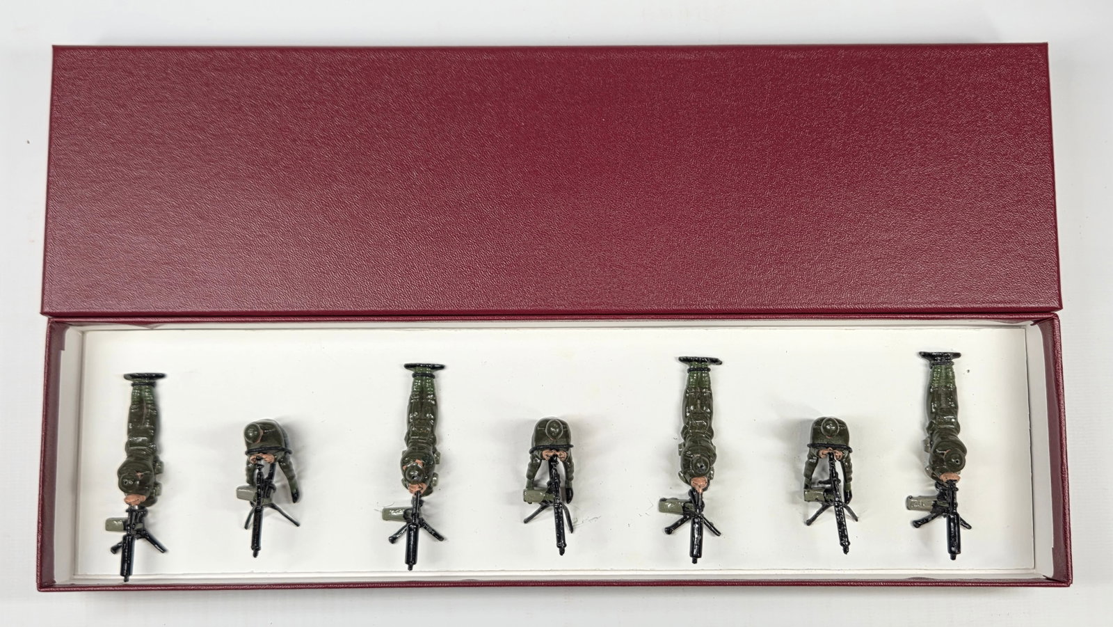VINTAGE BRITAIN 1318 BRITISH MACHINE GUNNERS: SET REMAINS IN GOOD CONDITION, SHOWING SOME TYPICAL PAINT WEAR. CUSTOM BOX.