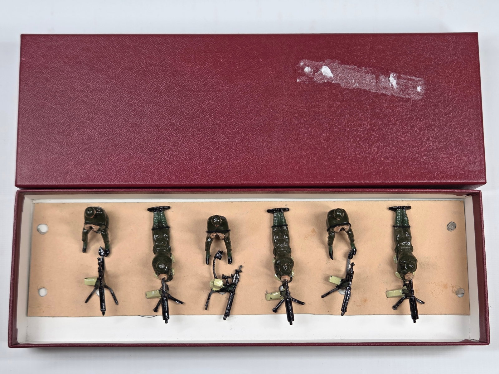 VINTAGE BRITAIN 1318 BRITISH MACHINE GUNNERS: SET REMAINS IN GOOD CONDITION, SHOWING SOME TYPICAL PAINT WEAR. CUSTOM BOX.