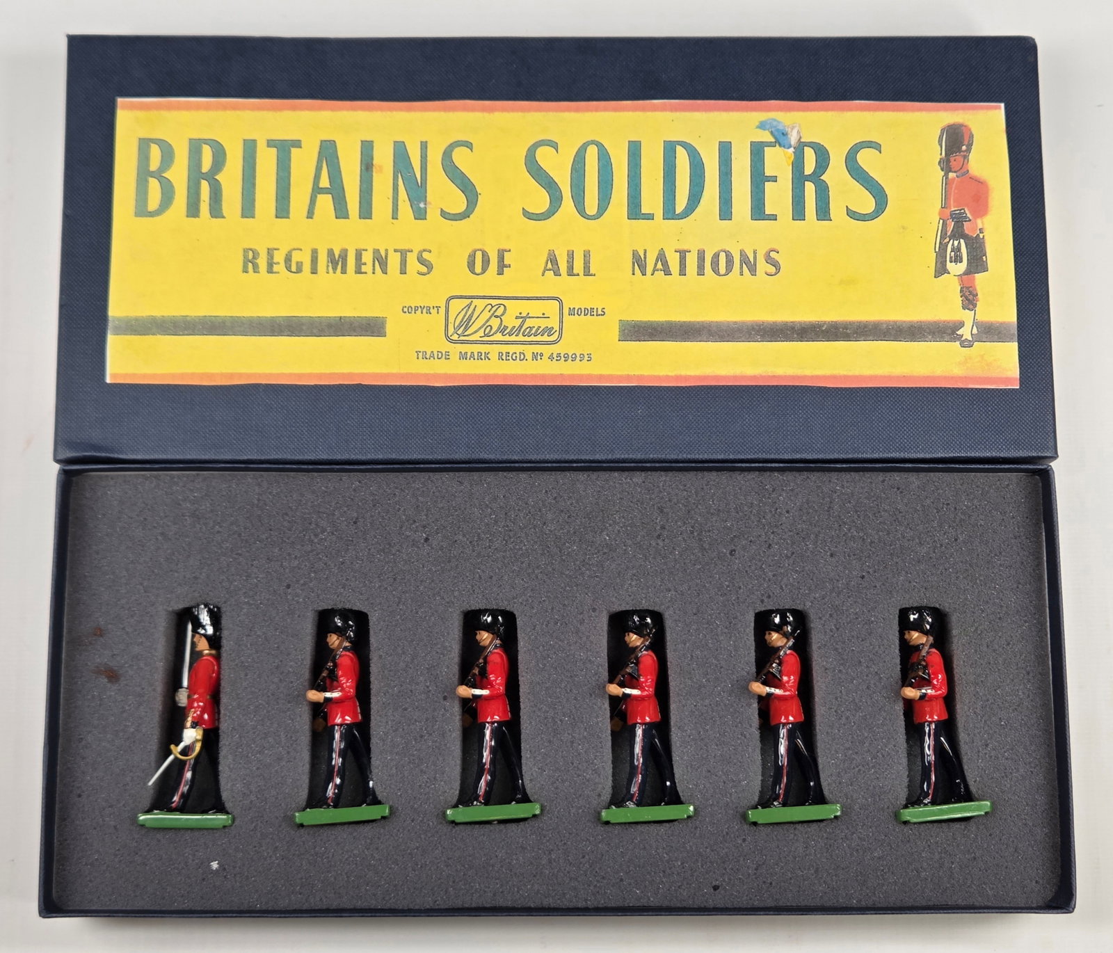 VINTAGE BRITAIN 1342 ROYAL SCOTS GUARDS: SET REMAINS IN GOOD CONDITION, SHOWING SOME TYPICAL PAINT WEAR. CUSTOM BOX.