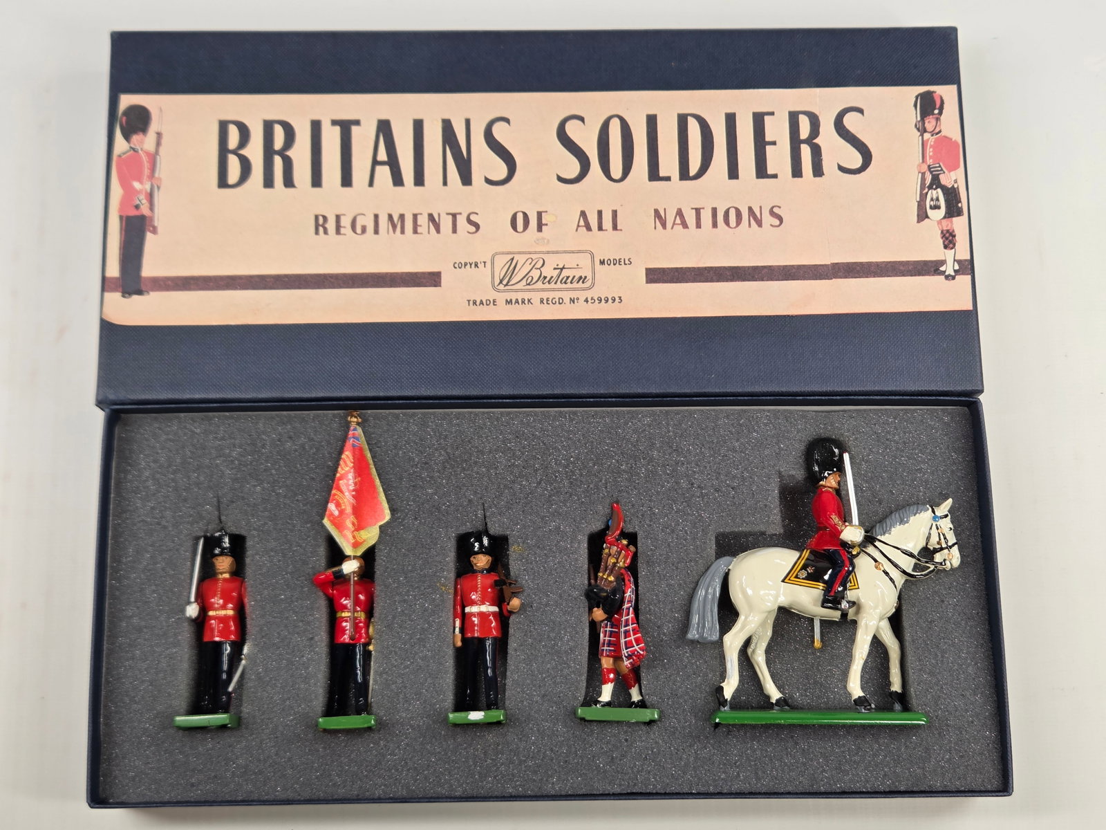 VINTAGE BRITAIN 1342 ROYAL SCOTS GUARDS: SET REMAINS IN GOOD CONDITION, SHOWING SOME TYPICAL PAINT WEAR. CUSTOM BOX.