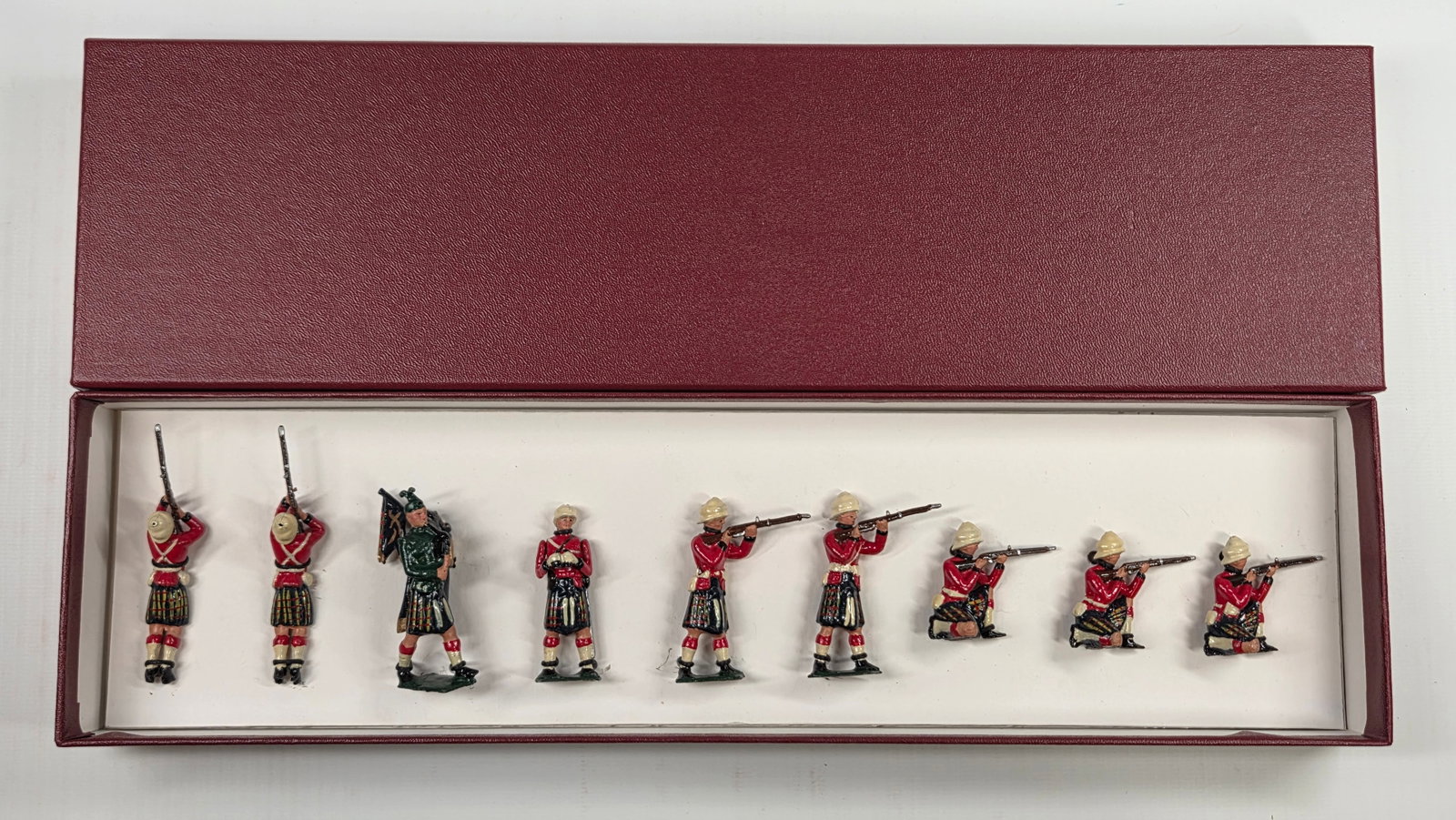 VINTAGE BRITAIN 1350 CAMERON HIGHLANDERS FIRING: SET REMAINS IN GOOD CONDITION, SHOWING SOME TYPICAL PAINT WEAR. CUSTOM BOX.