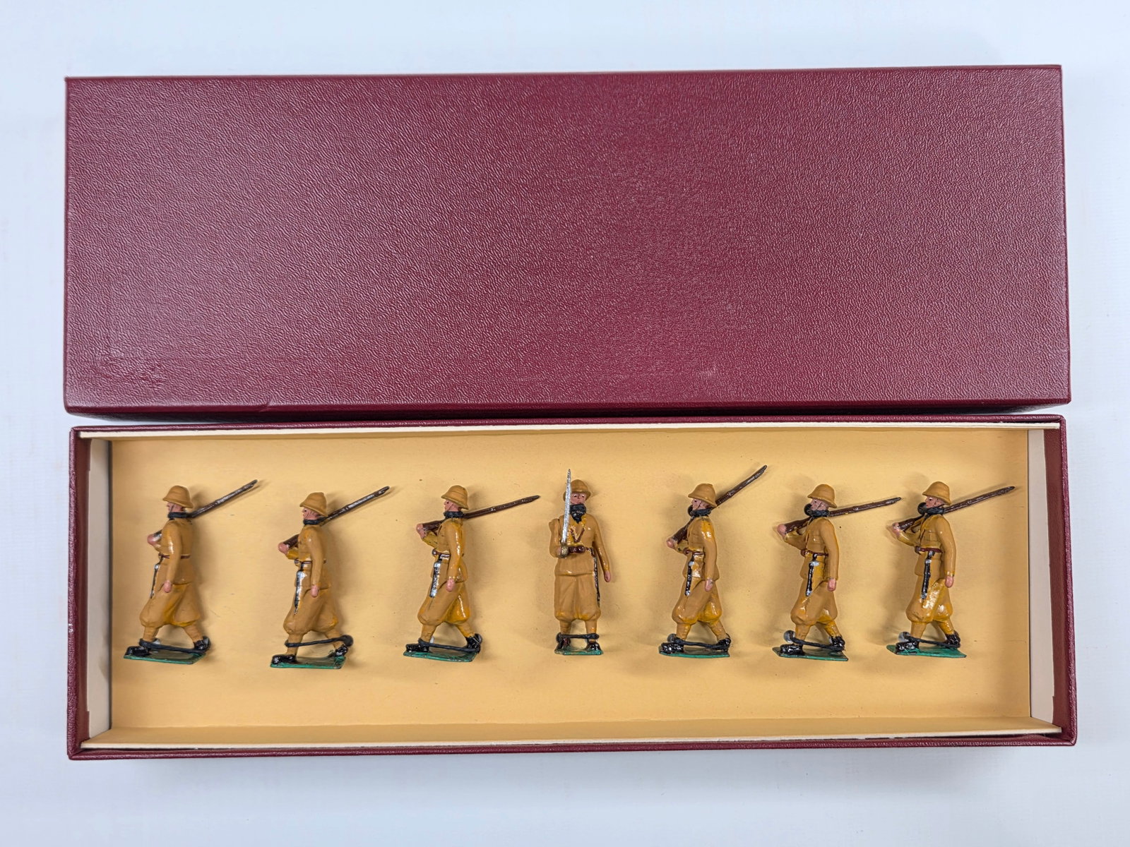 VINTAGE BRITAIN 1436 ITALIAN INFANTRY COLONIAL SERVICE: SET REMAINS IN GOOD CONDITION, SHOWING SOME TYPICAL PAINT WEAR. CUSTOM BOX.