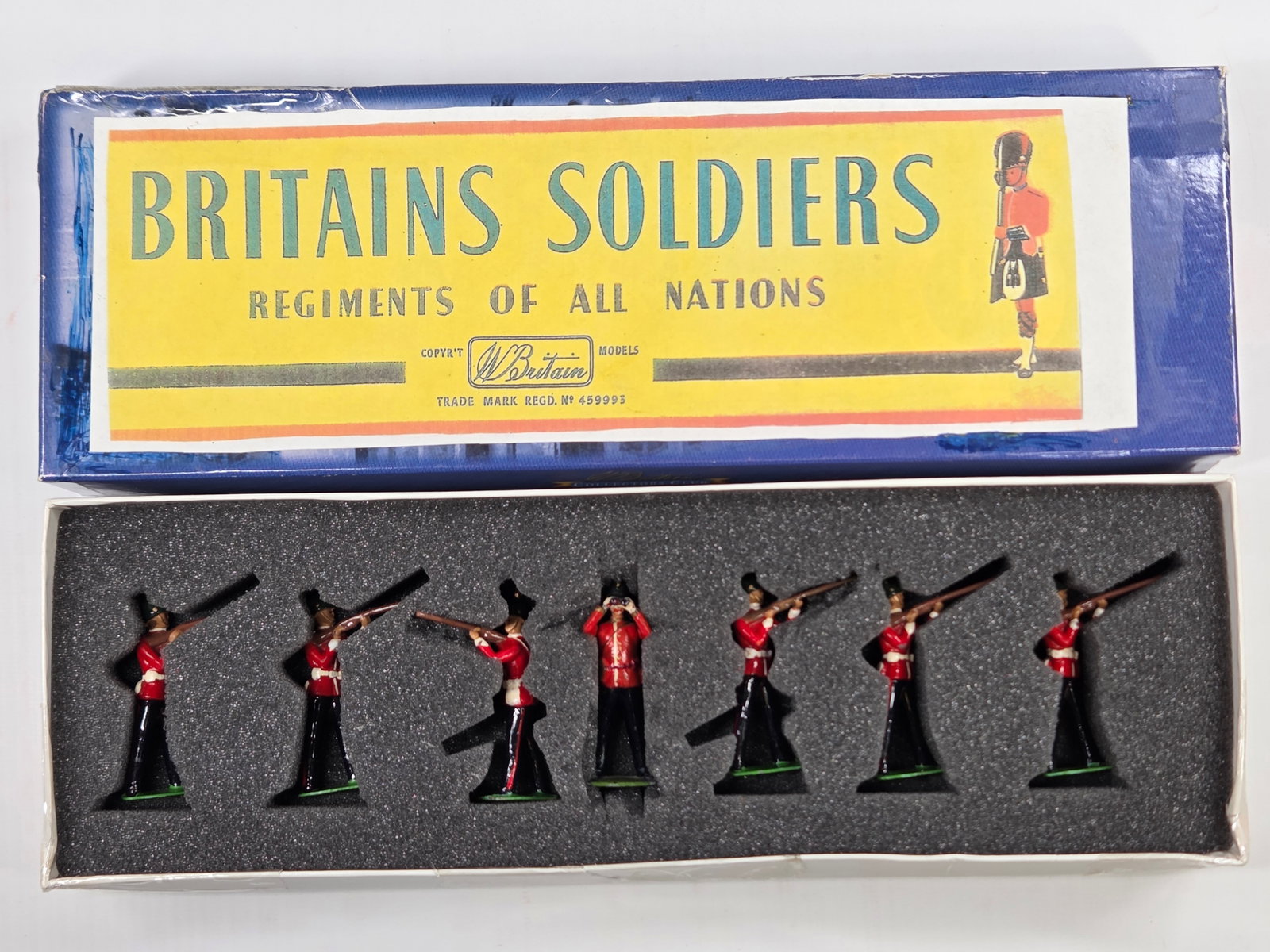 VINTAGE BRITAIN 1570 OXS & BUCKS 73RD & 46TH REGT.: SET REMAINS IN GOOD CONDITION, SHOWING SOME TYPICAL PAINT WEAR. CUSTOM BOX.