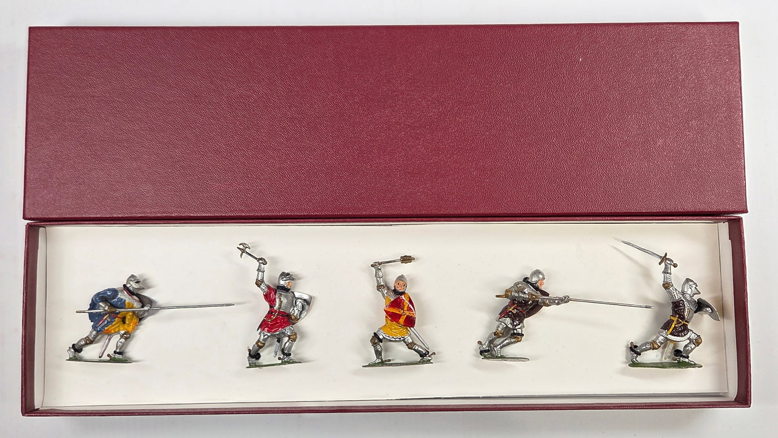 VINTAGE BRITAIN 1664 KNIGHTS OF AGINCOURT ON FOOT: SET REMAINS IN GOOD CONDITION, SHOWING SOME TYPICAL PAINT WEAR. CUSTOM BOX.