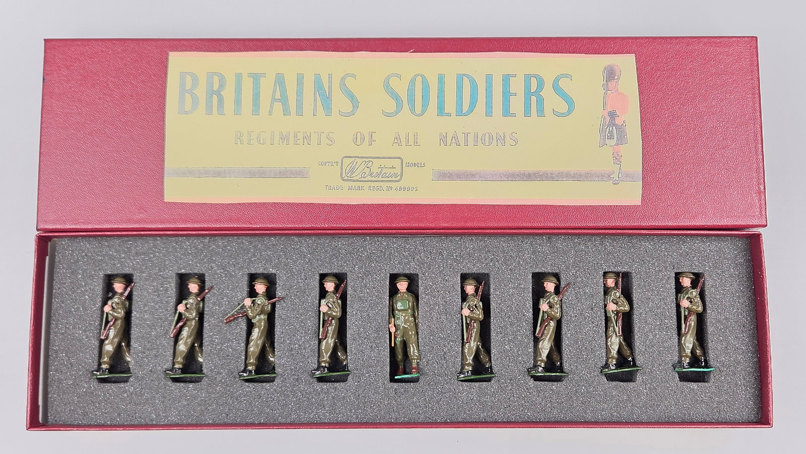 VINTAGE BRITAIN 1855 BRITISH LINE INFANTRY: SET REMAINS IN GOOD CONDITION, SHOWING SOME TYPICAL PAINT WEAR. CUSTOM BOX.