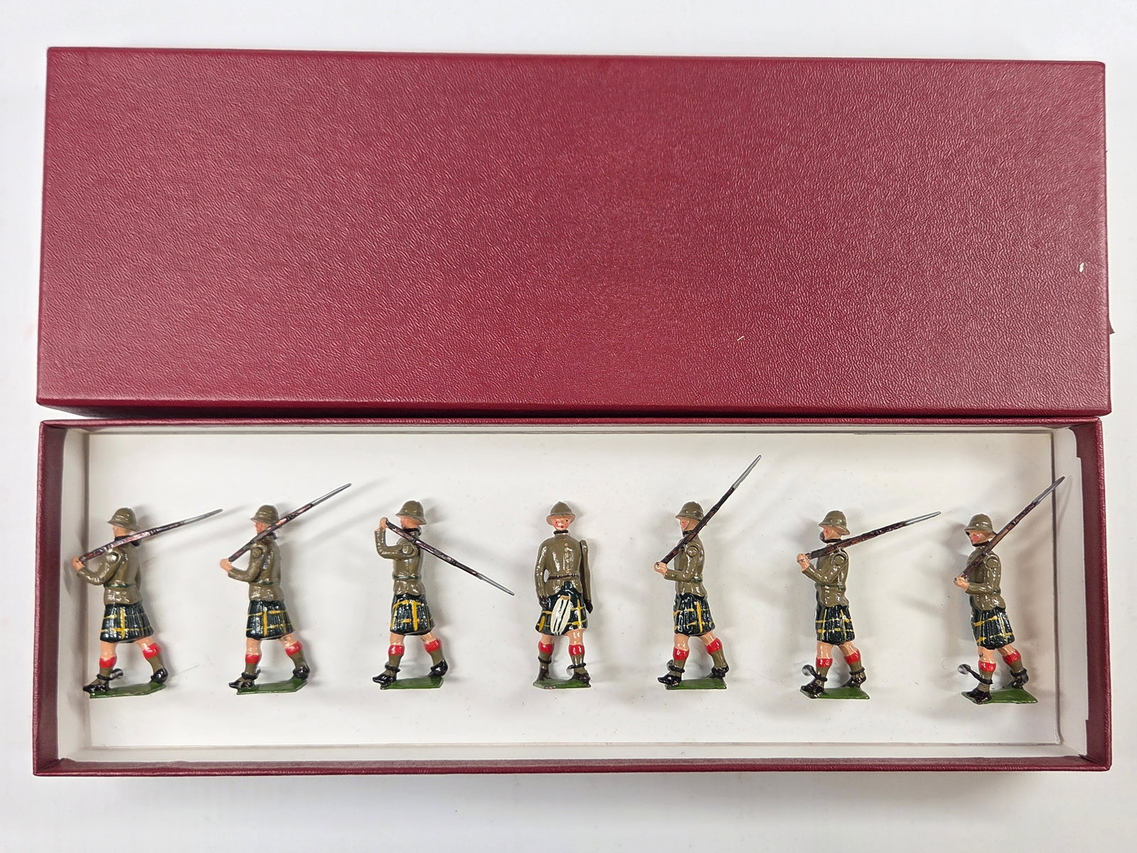 VINTAGE BRITAIN 1901 CAPE TOWN HIGHLANDERS: SET REMAINS IN GOOD CONDITION, SHOWING SOME TYPICAL PAINT WEAR. CUSTOM BOX.