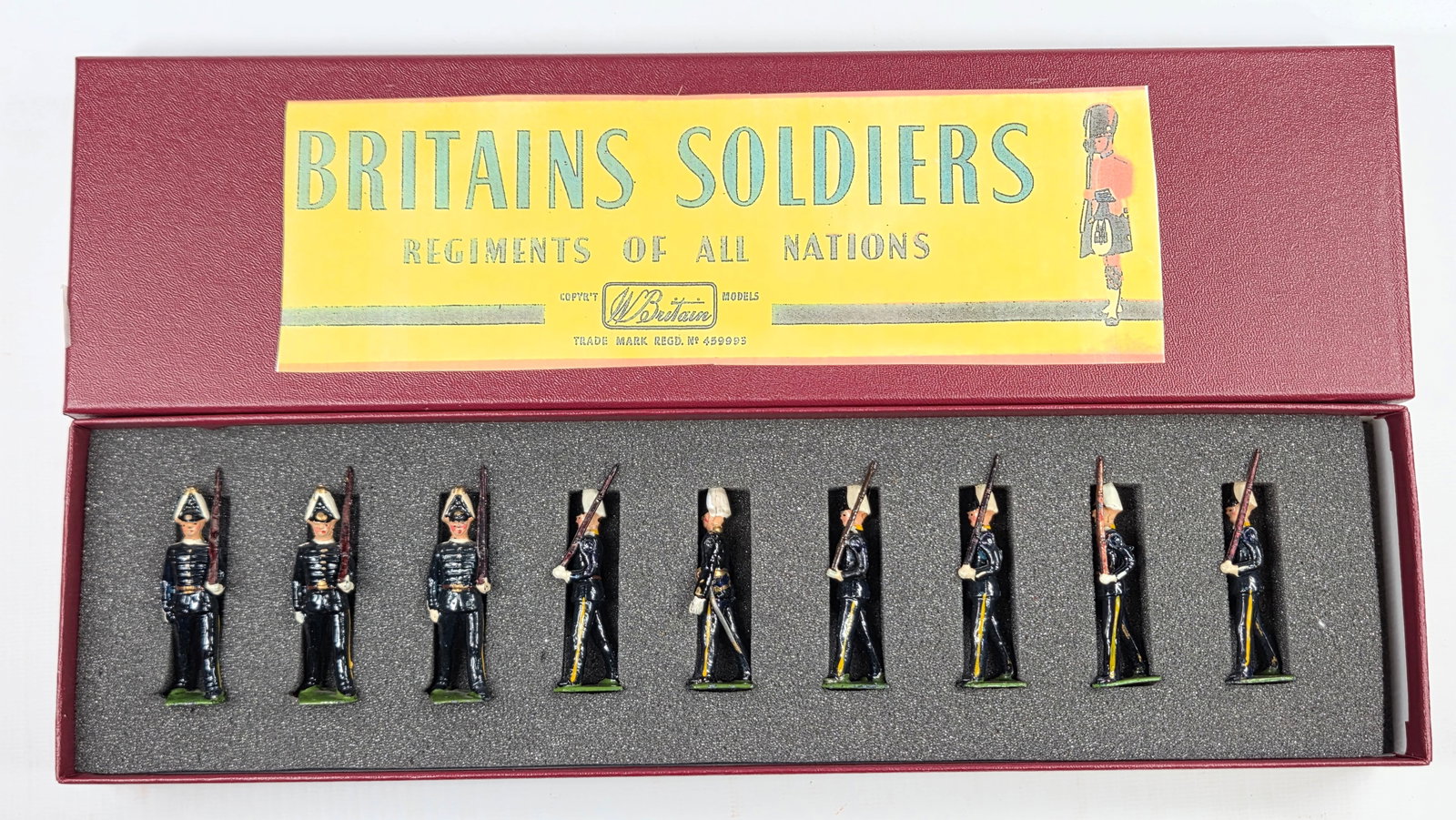 VINTAGE BRITAIN 2035 SVEA LIFE GUARDS: SET REMAINS IN GOOD CONDITION, SHOWING SOME TYPICAL PAINT WEAR. CUSTOM BOX.