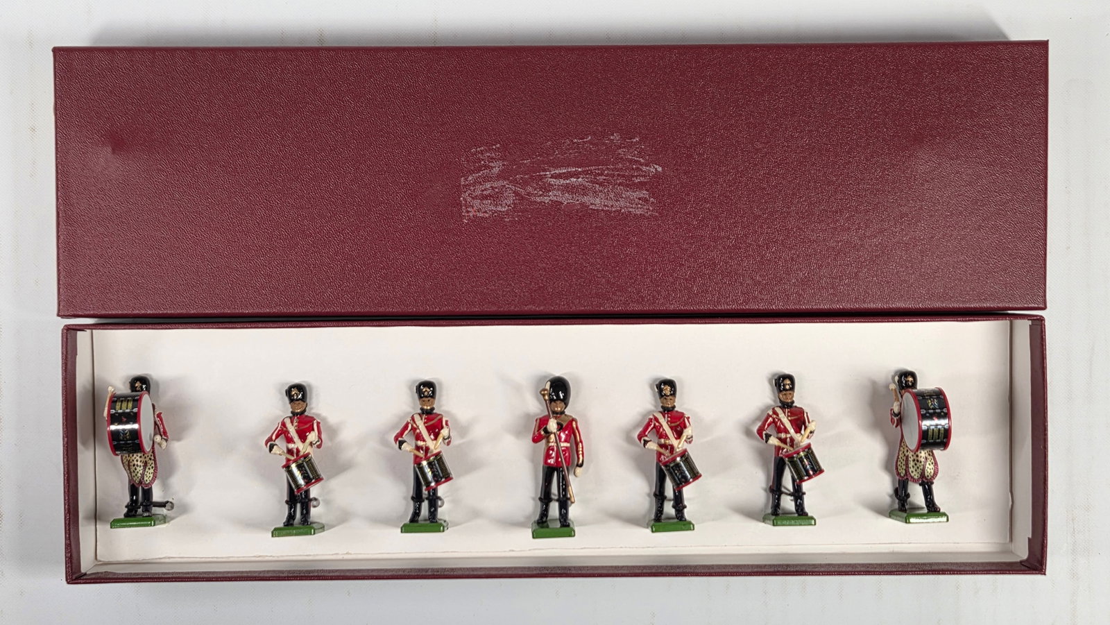 VINTAGE BRITAIN 5191 ROYAL WELCH FUSILIERS DRUMMERS: SET REMAINS IN GOOD CONDITION, SHOWING SOME PAINT WEAR. CUSTOM BOX.