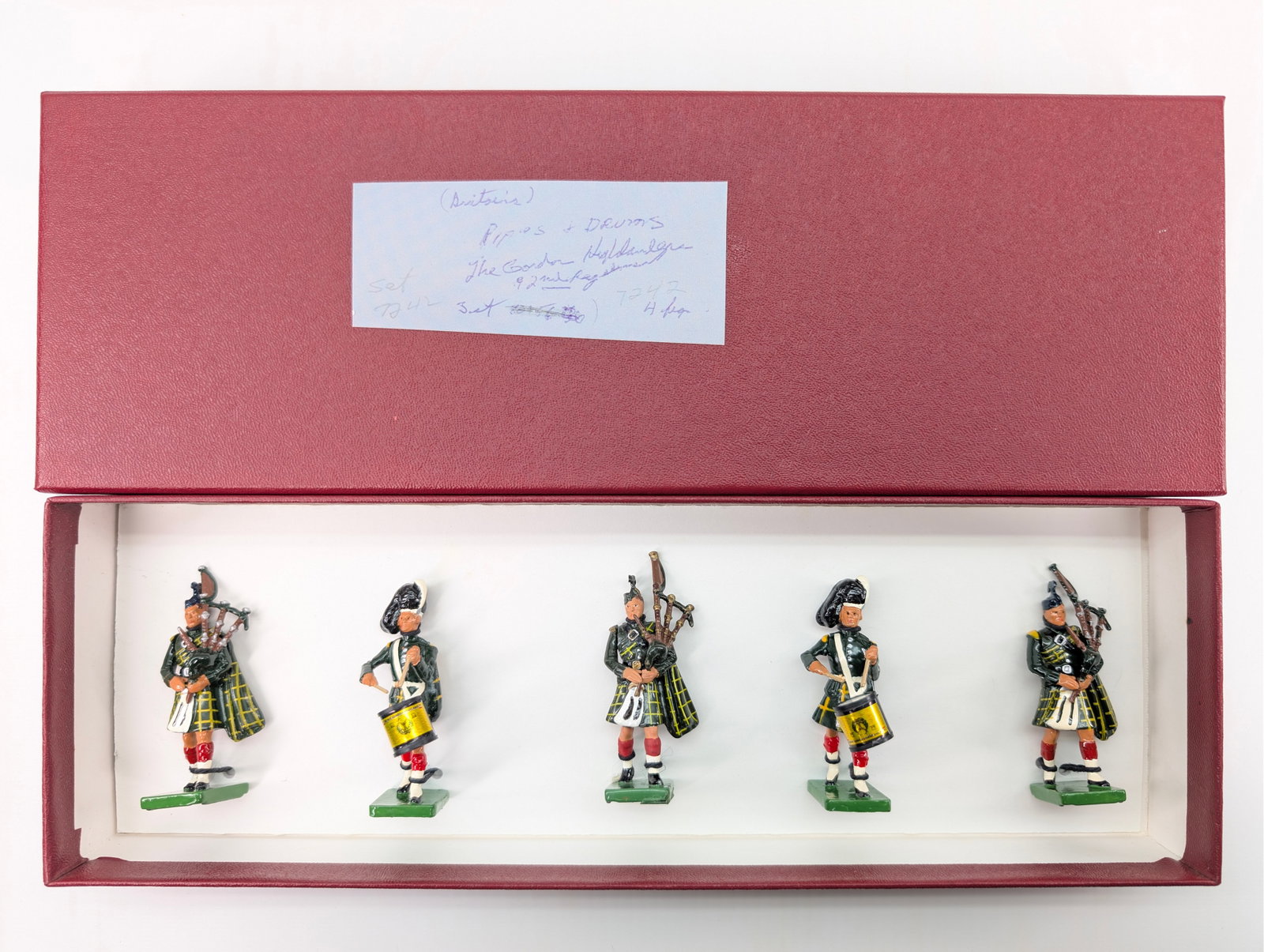 VINTAGE BRITAIN 7242 THE GORDON HIGHLANDERS PIPES & DRUMS: SET REMAINS IN GOOD CONDITION, SHOWING SOME PAINT WEAR. CUSTOM BOX.