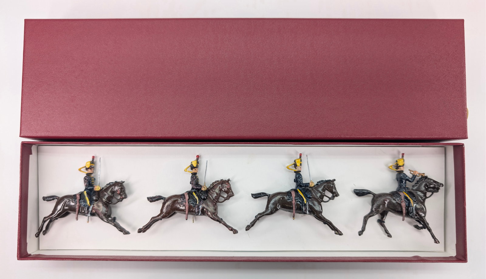 VINTAGE BRITAIN 8411 QUEEN'S OWN HUSSARS: SET REMAINS IN GOOD CONDITION, SHOWING SOME PAINT WEAR. CUSTOM BOX.