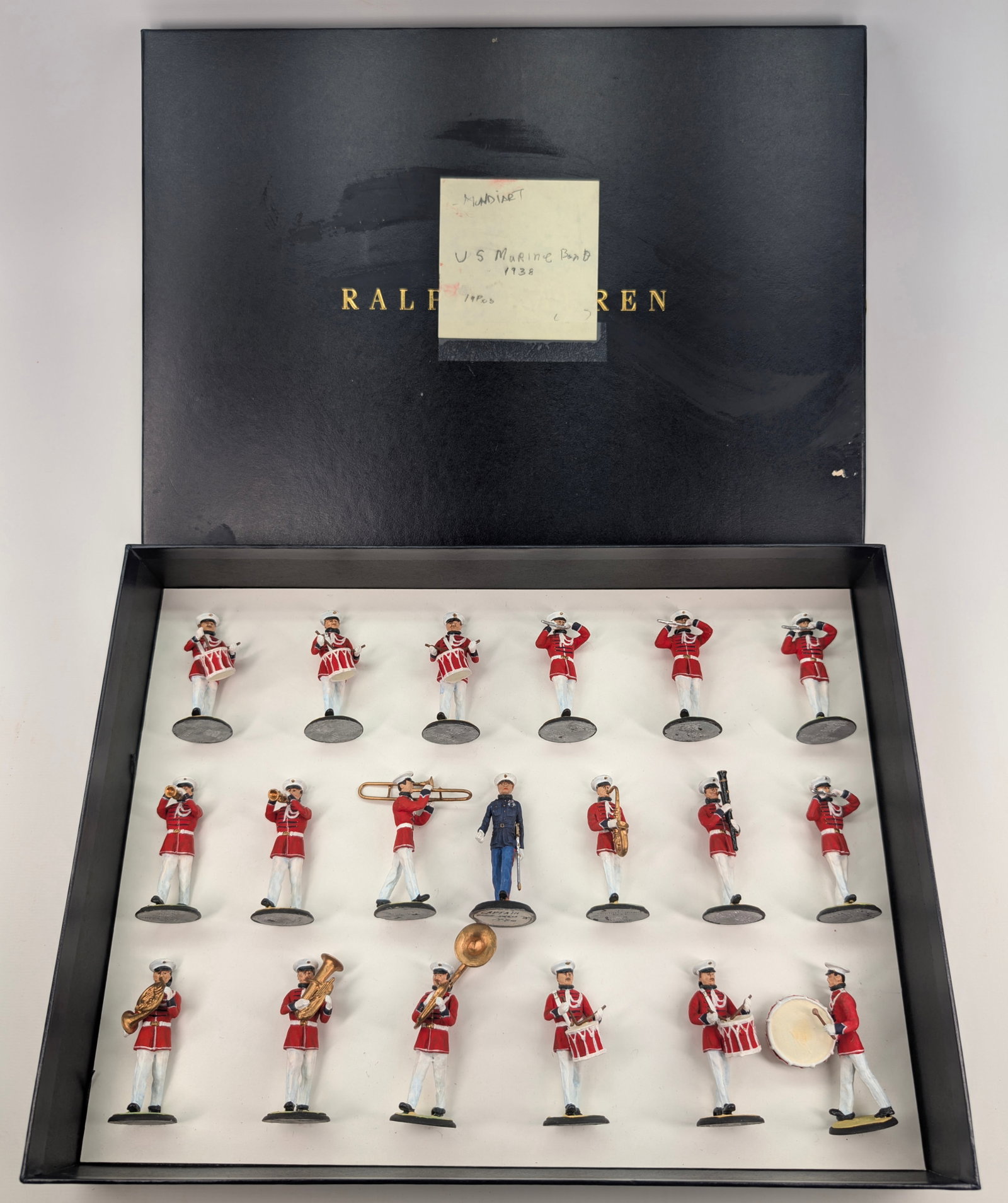 MUNDIARY US MARINE BAND 1938: SET REMAINS IN GOOD CONDITION, SHOWING SOME TYPICAL WEAR. CUSTOM BOX.