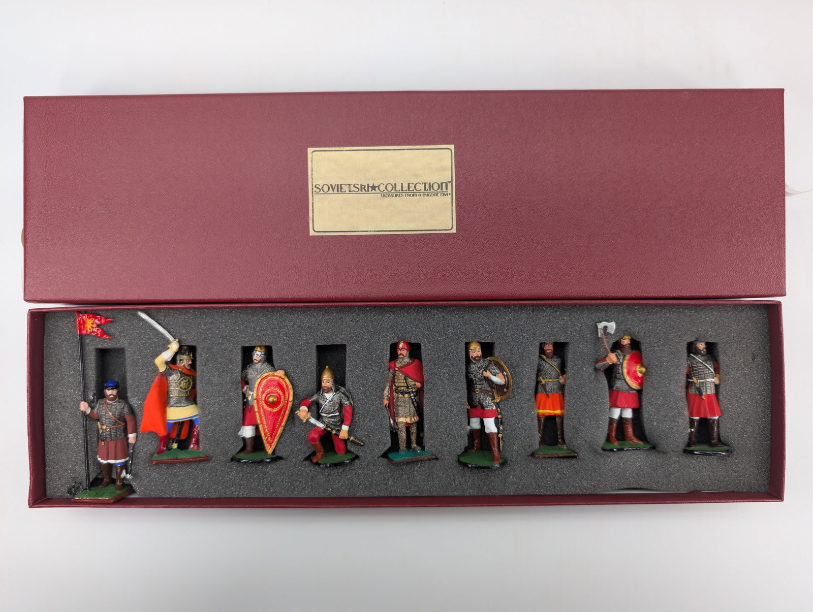 SOVIETSKI COLLECTION RUSSIAN KNIGHT: SET REMAINS IN GOOD CONDITION, SHOWING SOME TYPICAL WEAR. CUSTOM BOX.