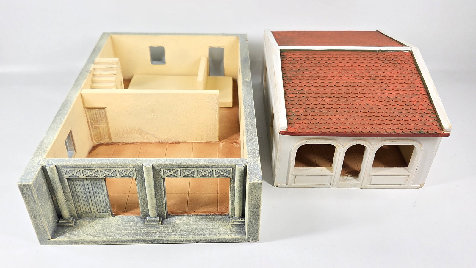 NICE HAND PAINTED TOY SOLDIER DIORAMA BUILDING: REMAINS IN GOOD CONDITION, SHOWING SOME TYPICAL USAGE WEAR.