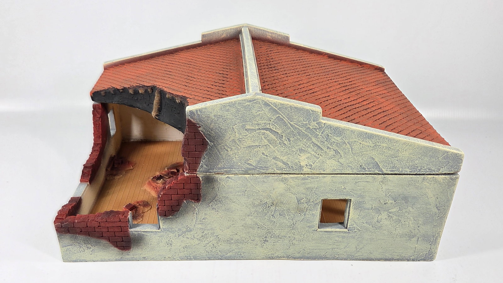 NICE HAND PAINTED TOY SOLDIER DIORAMA BUILDING: REMAINS IN GOOD CONDITION, SHOWING SOME TYPICAL USAGE WEAR.