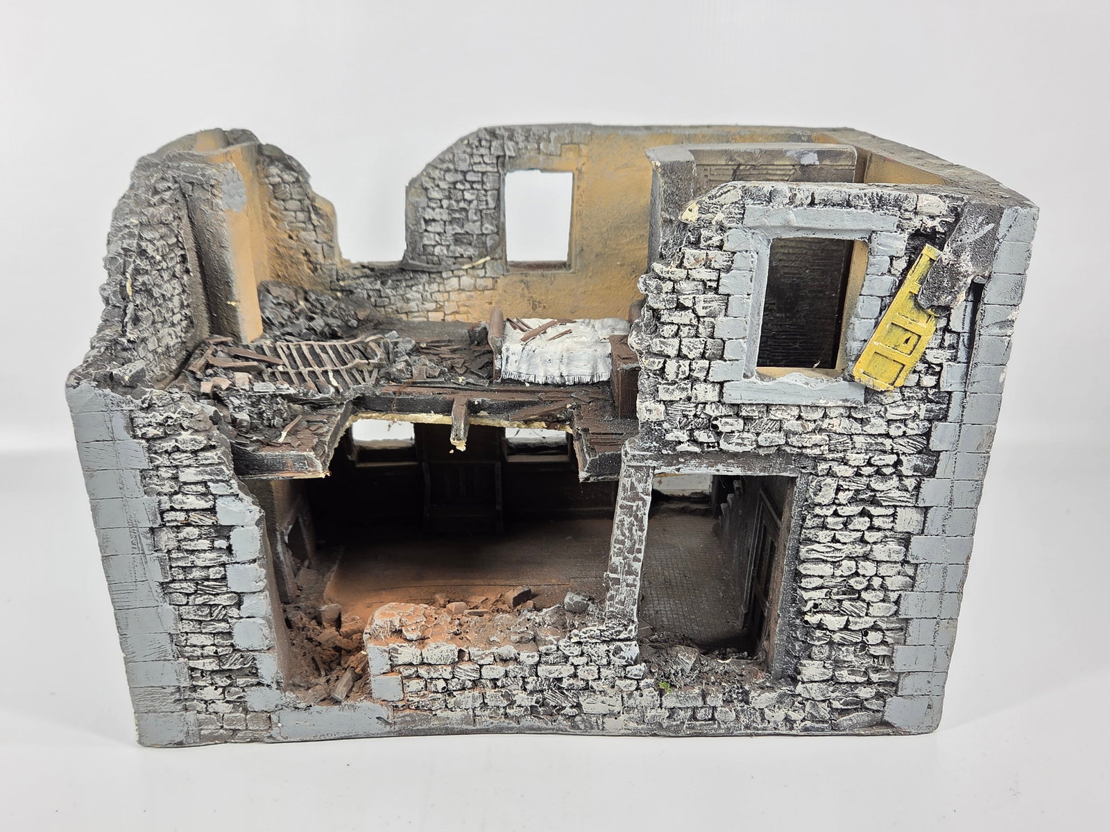 NICE HAND PAINTED TOY SOLDIER DIORAMA BUILDING (1 of 5)