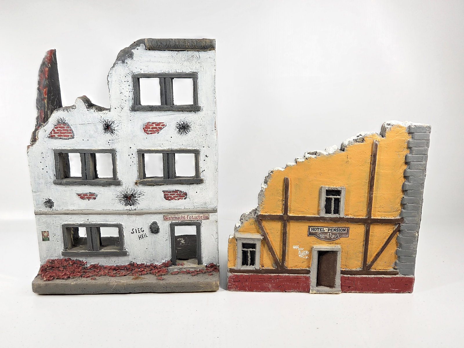 NICE HAND PAINTED TOY SOLDIER DIORAMA BUILDING: REMAINS IN GOOD CONDITION, SHOWING SOME TYPICAL USAGE WEAR.