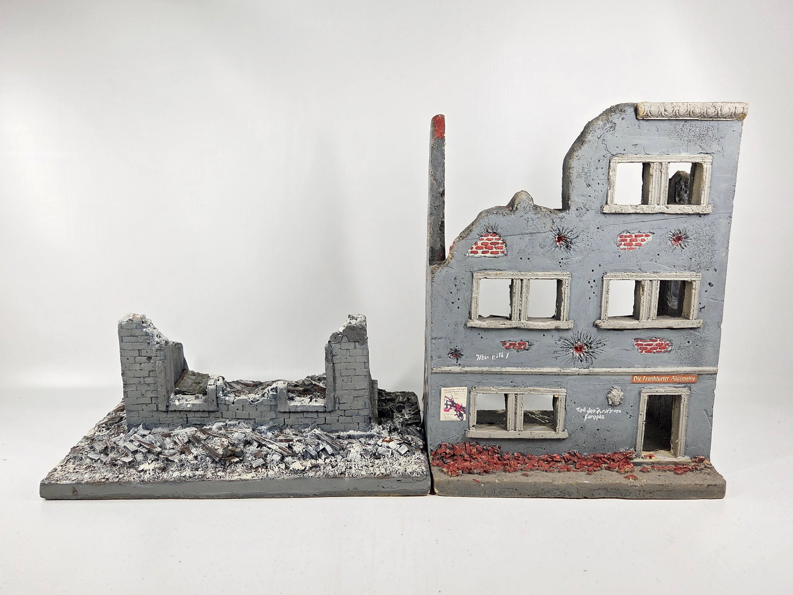 NICE HAND PAINTED TOY SOLDIER DIORAMA BUILDING: REMAINS IN GOOD CONDITION, SHOWING SOME TYPICAL USAGE WEAR.