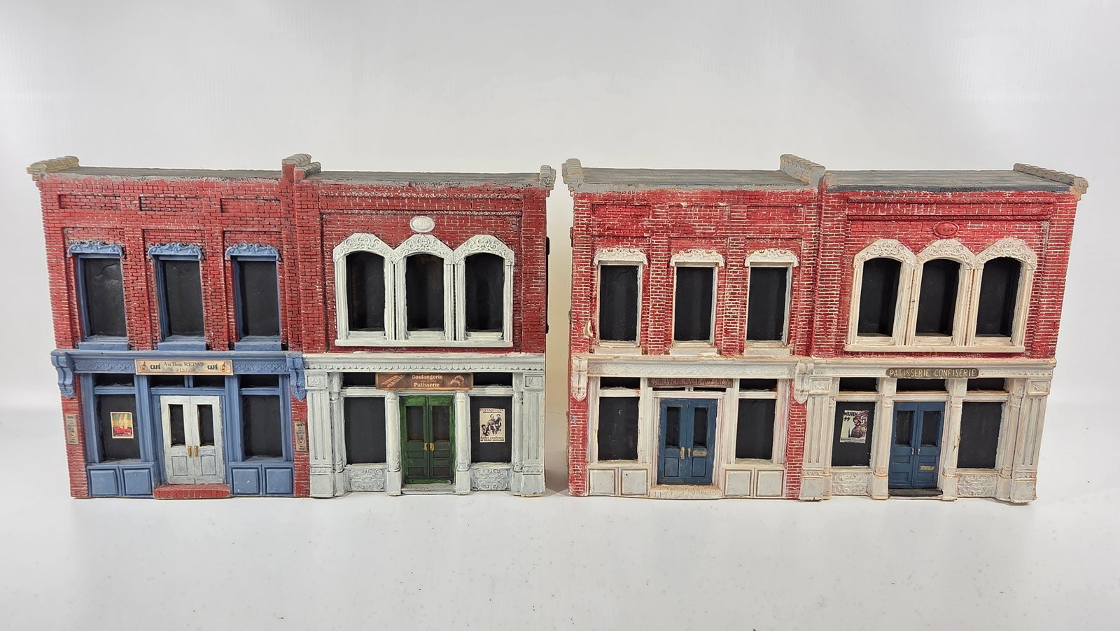 NICE HAND PAINTED TOY SOLDIER DIORAMA BUILDING: REMAINS IN GOOD CONDITION, SHOWING SOME TYPICAL USAGE WEAR.