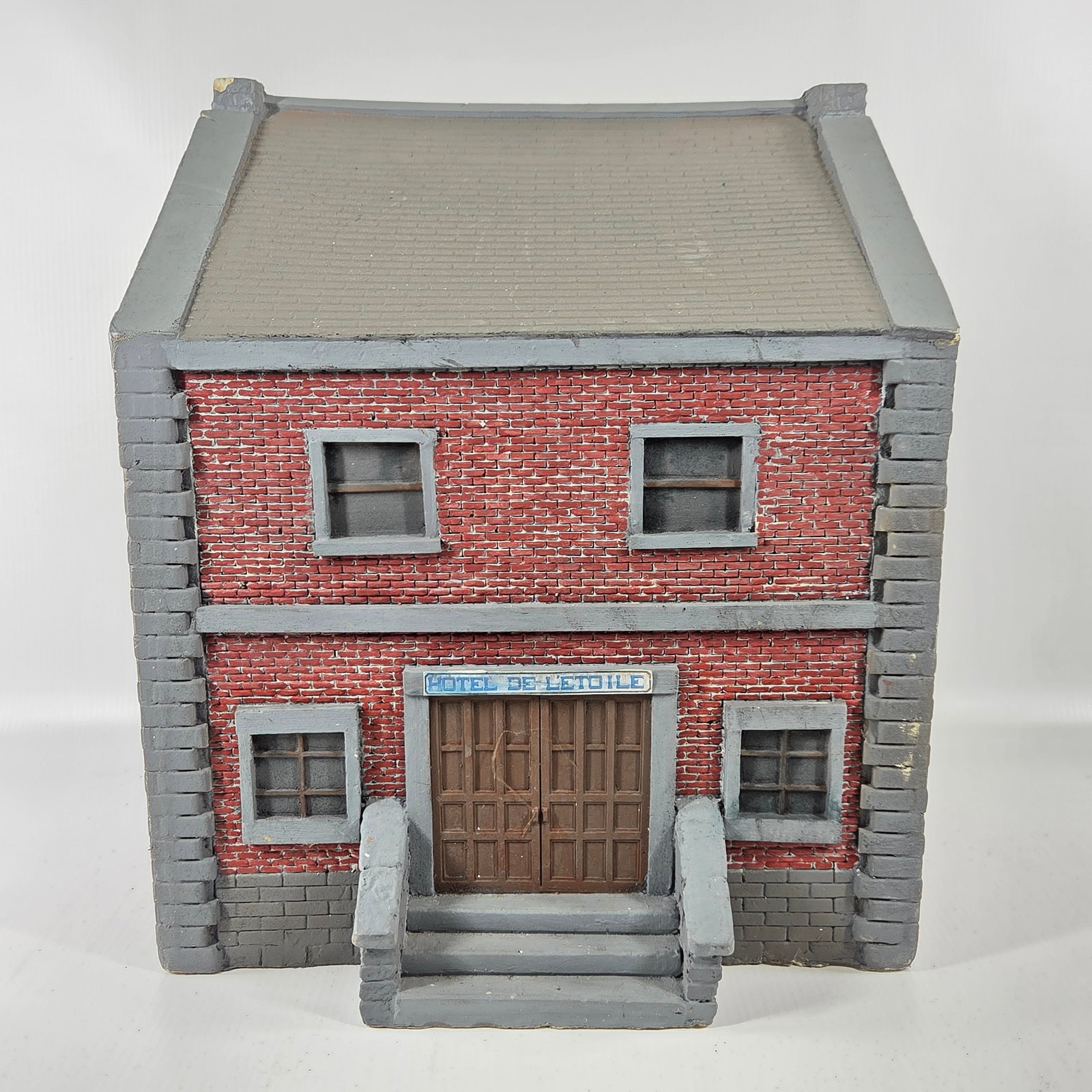 NICE HAND PAINTED TOY SOLDIER DIORAMA BUILDING: REMAINS IN GOOD CONDITION, SHOWING SOME TYPICAL USAGE WEAR.