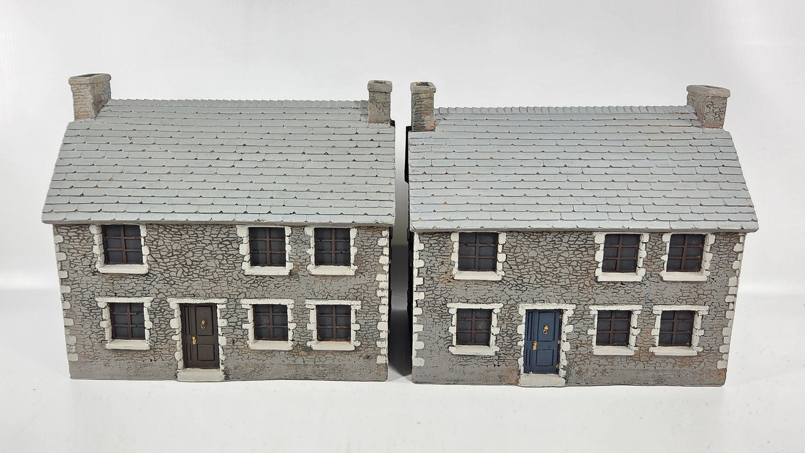 NICE HAND PAINTED TOY SOLDIER DIORAMA BUILDING: REMAINS IN GOOD CONDITION, SHOWING SOME TYPICAL USAGE WEAR.