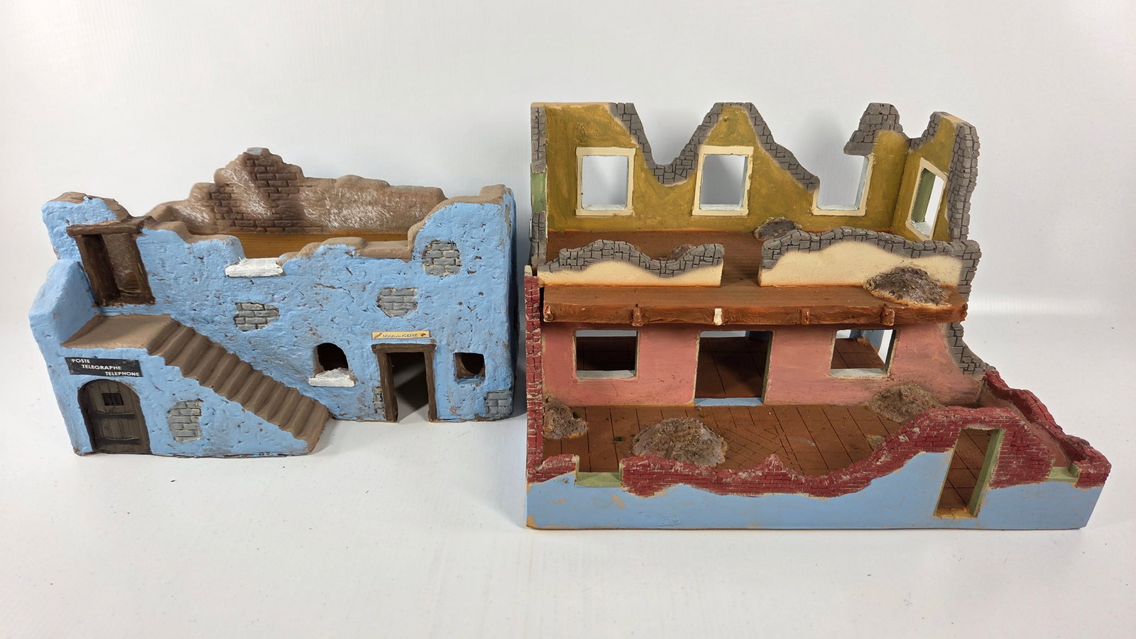 NICE HAND PAINTED TOY SOLDIER DIORAMA BUILDING: REMAINS IN GOOD CONDITION, SHOWING SOME TYPICAL USAGE WEAR.
