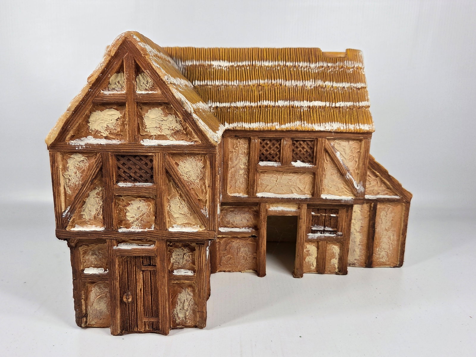 NICE HAND PAINTED TOY SOLDIER DIORAMA BUILDING: REMAINS IN GOOD CONDITION, SHOWING SOME TYPICAL USAGE WEAR.
